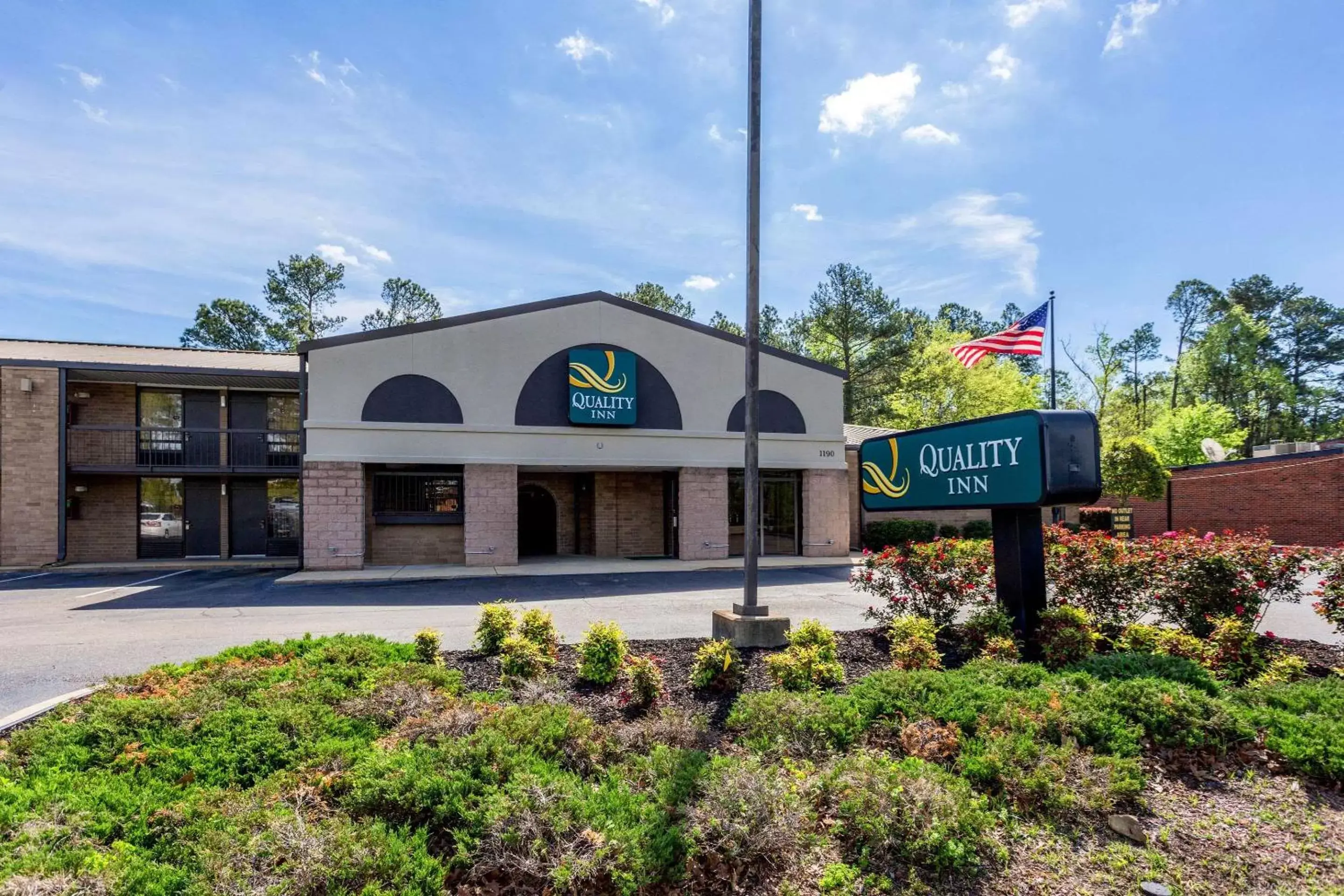 Property building in Quality Inn Tupelo