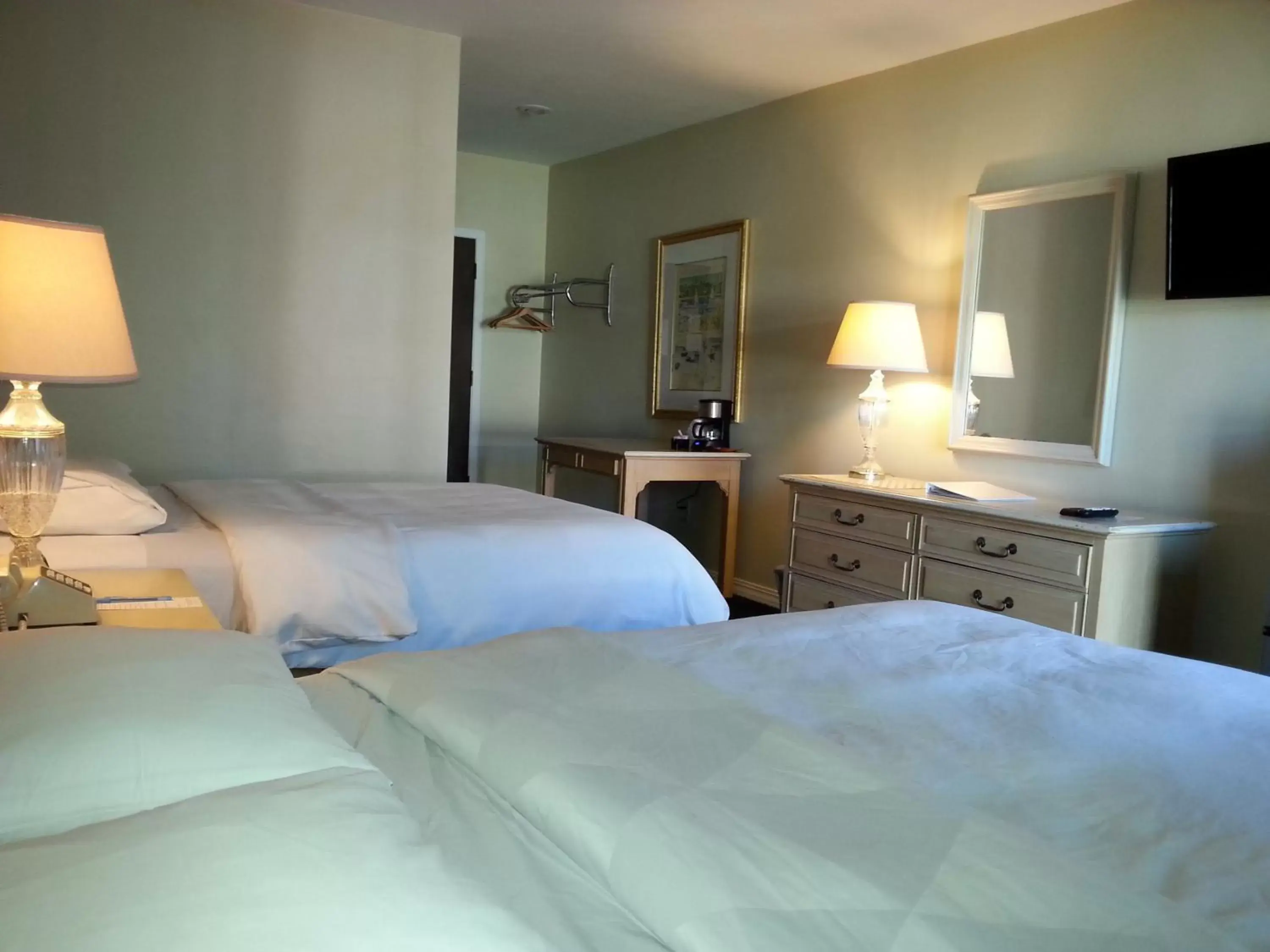 Photo of the whole room, Bed in Beach Harbor Resort
