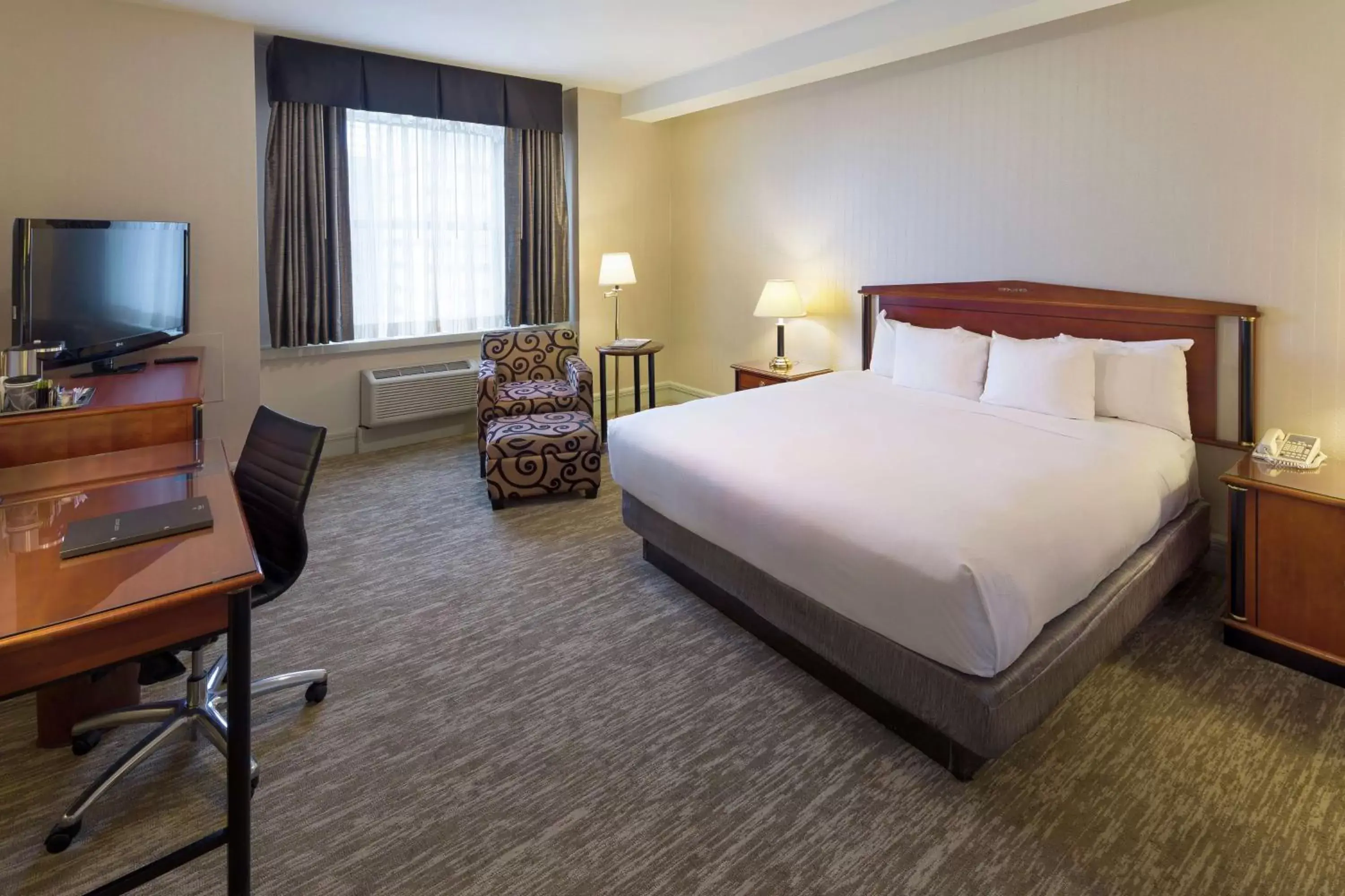 Bed in Hilton Cincinnati Netherland Plaza