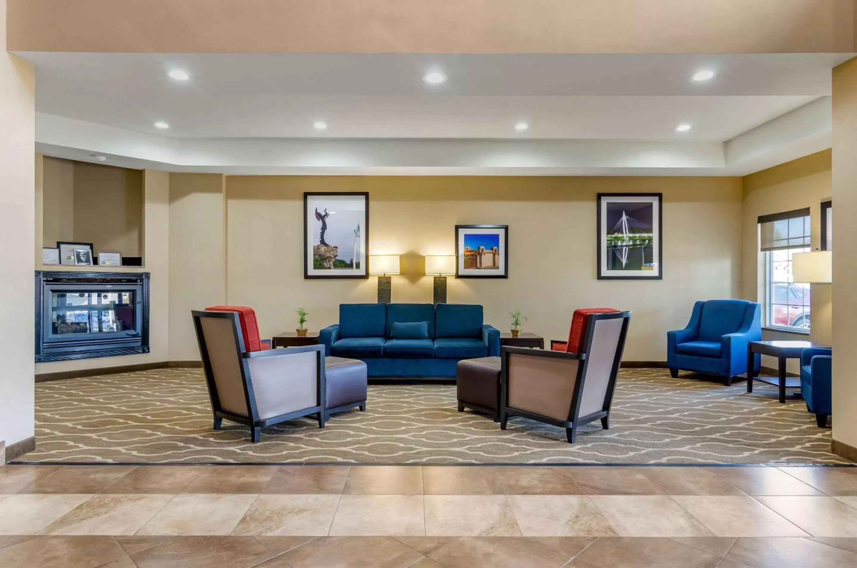 Lobby or reception, Seating Area in Comfort Inn & Suites near Bethel College