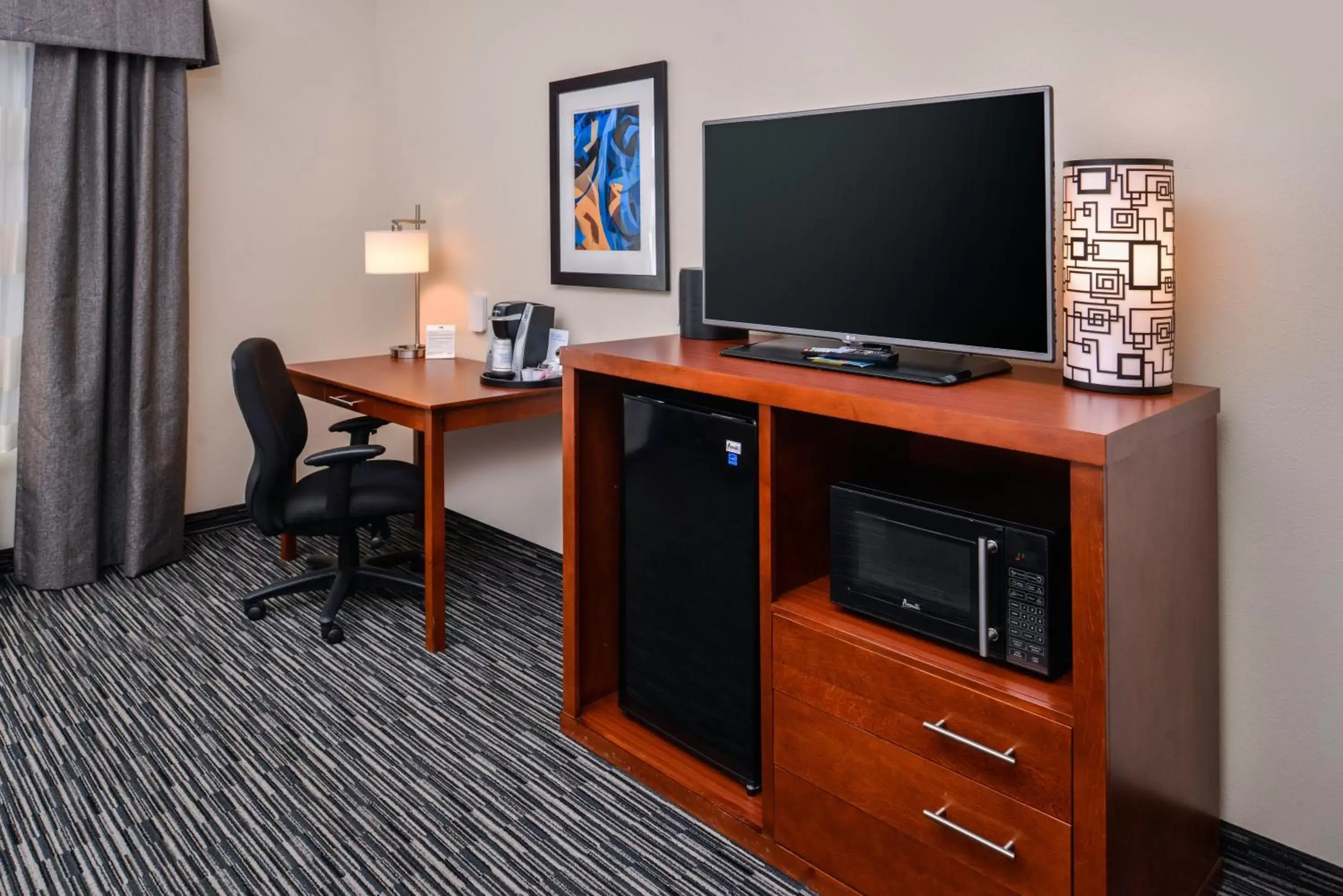 Photo of the whole room, TV/Entertainment Center in Holiday Inn Express Hotel & Suites York, an IHG Hotel