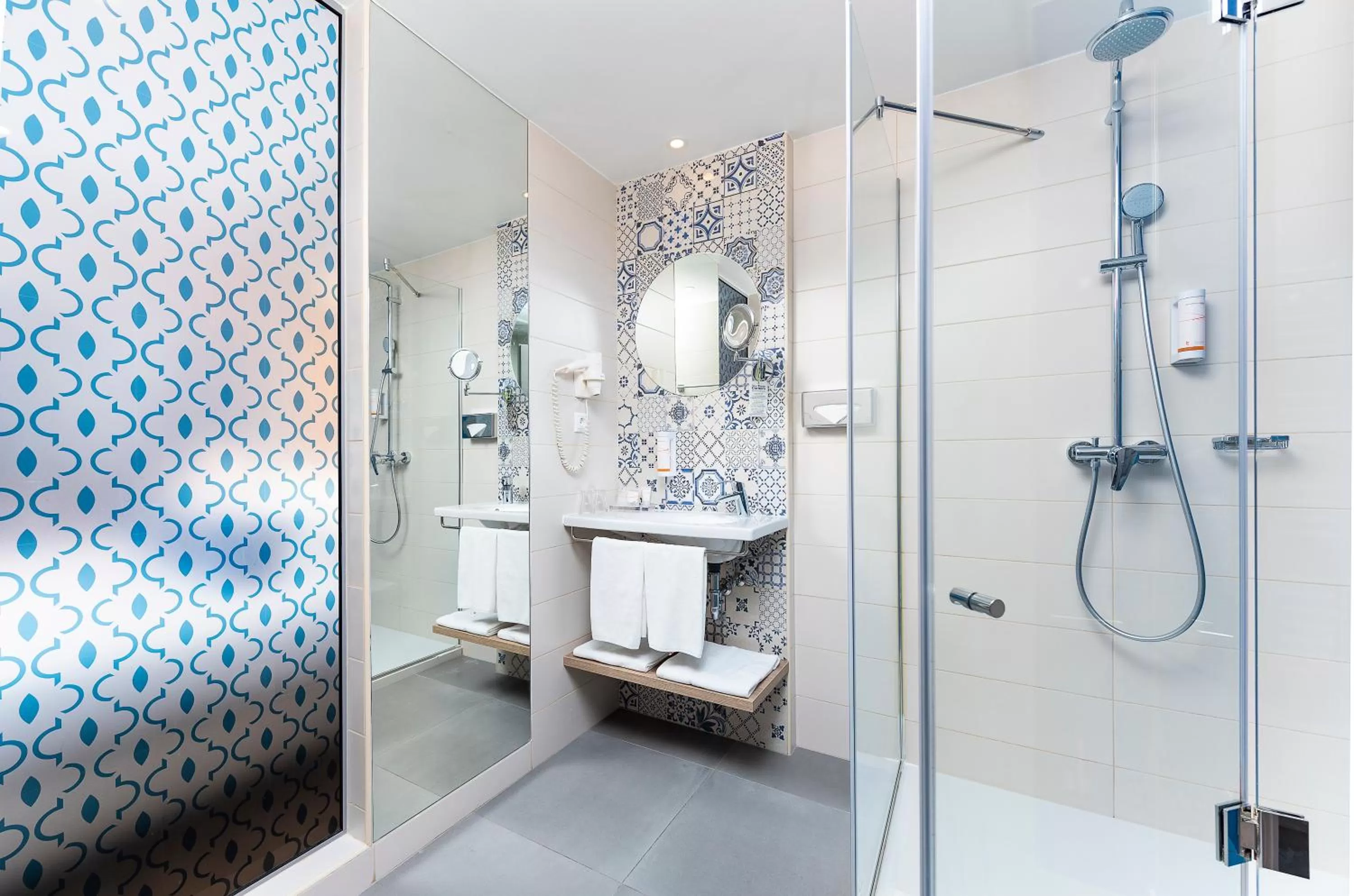 Shower in Three Corners Lifestyle Hotel