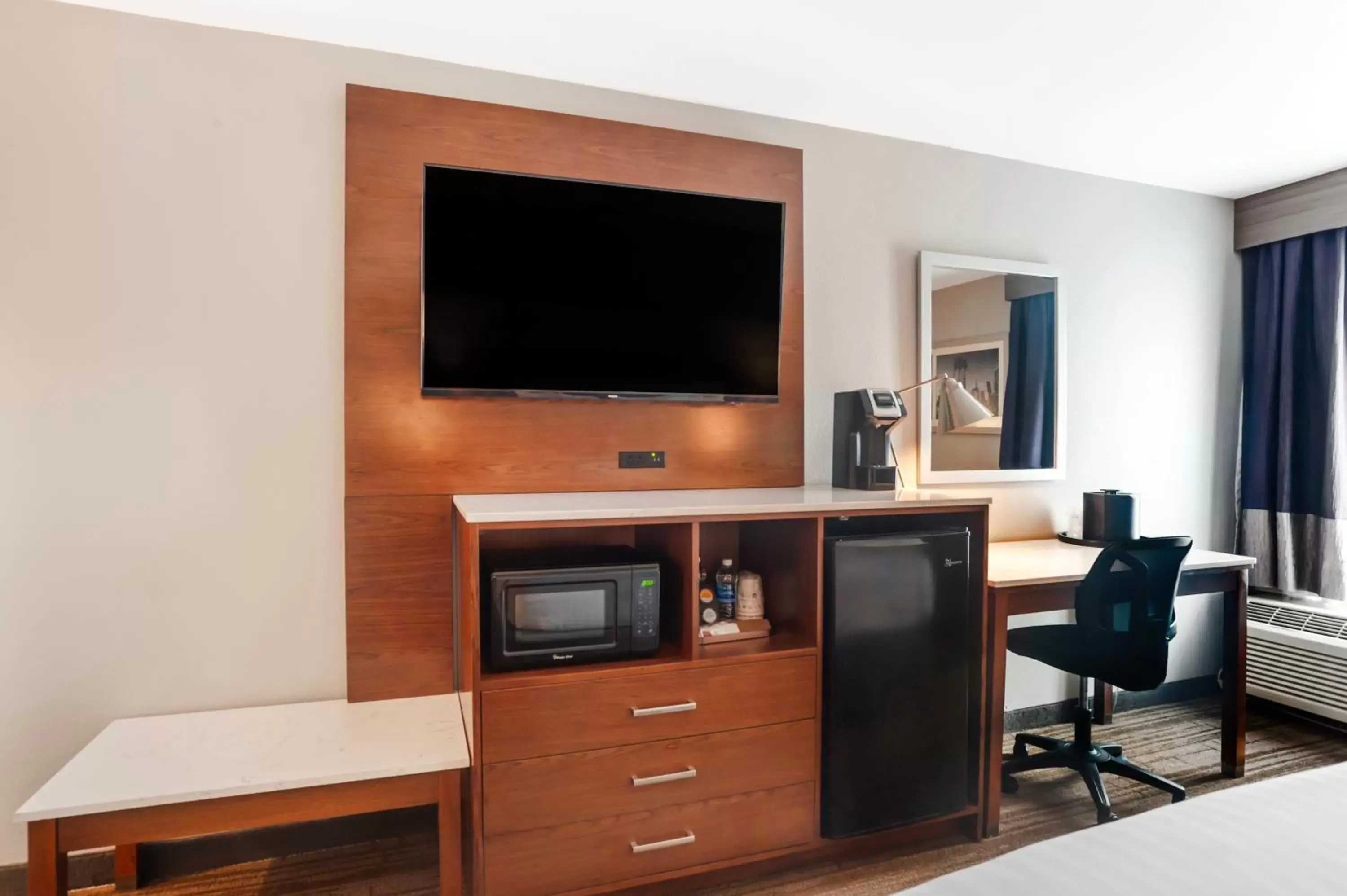 Property building, TV/Entertainment Center in Best Western Plus Commerce Hotel