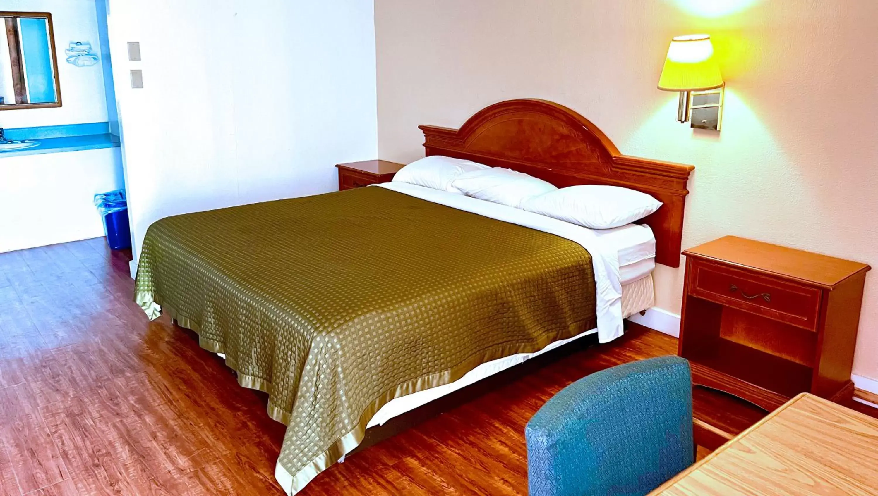 Bedroom, Bed in Thunderbird Motel Hillsboro