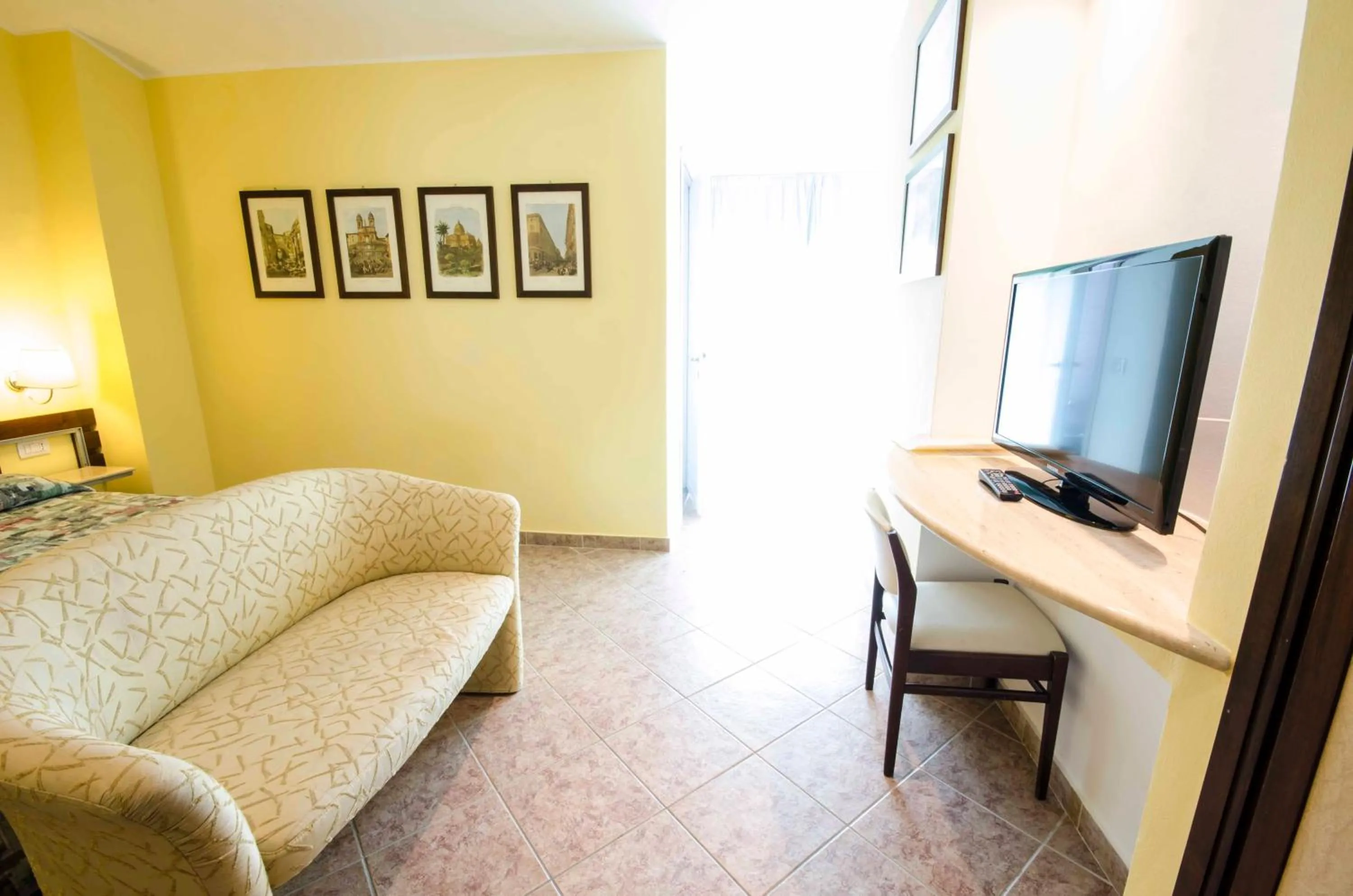 Photo of the whole room in Hotel Tarconte