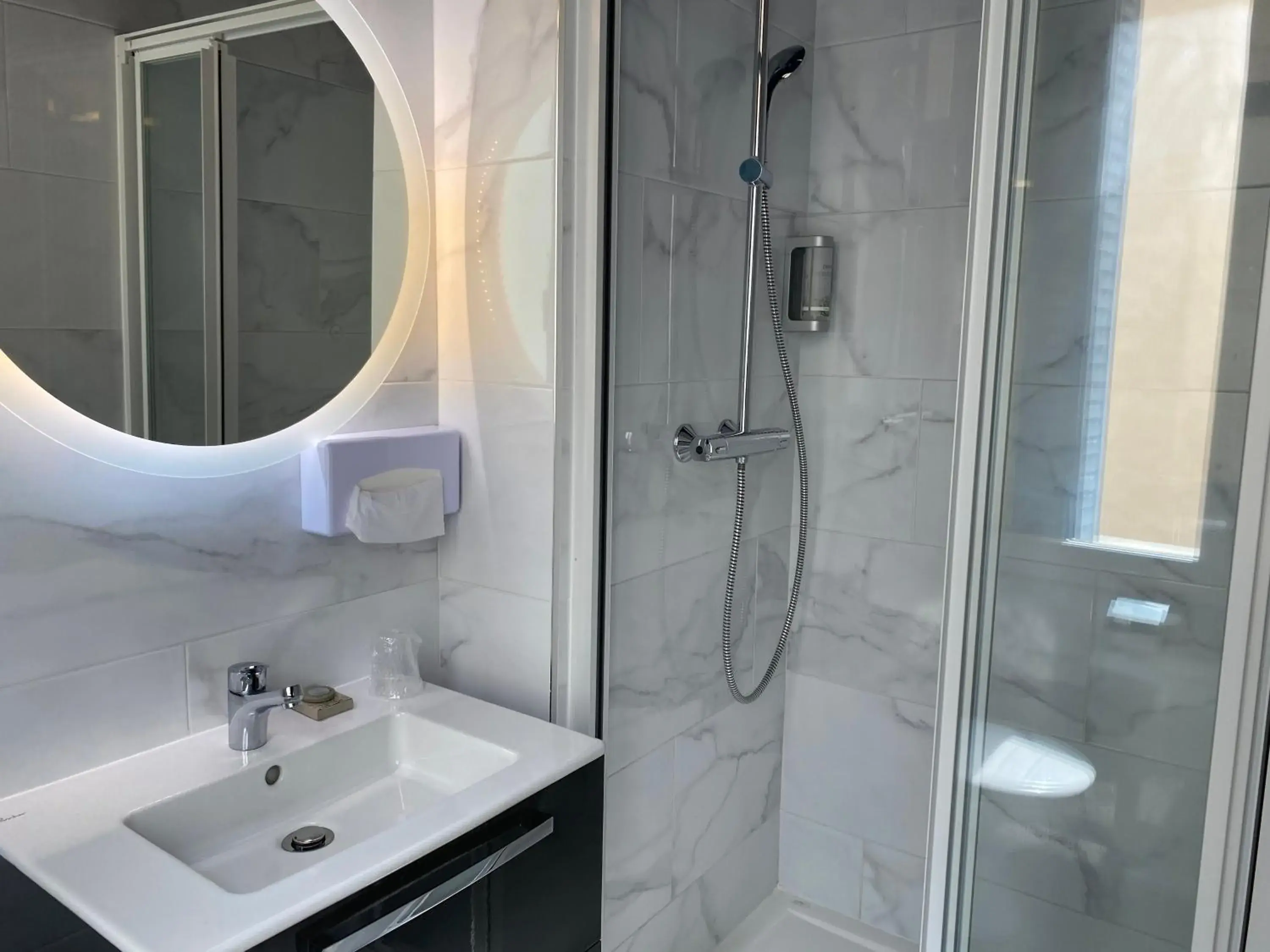 Shower, Bathroom in Hotel Majestic
