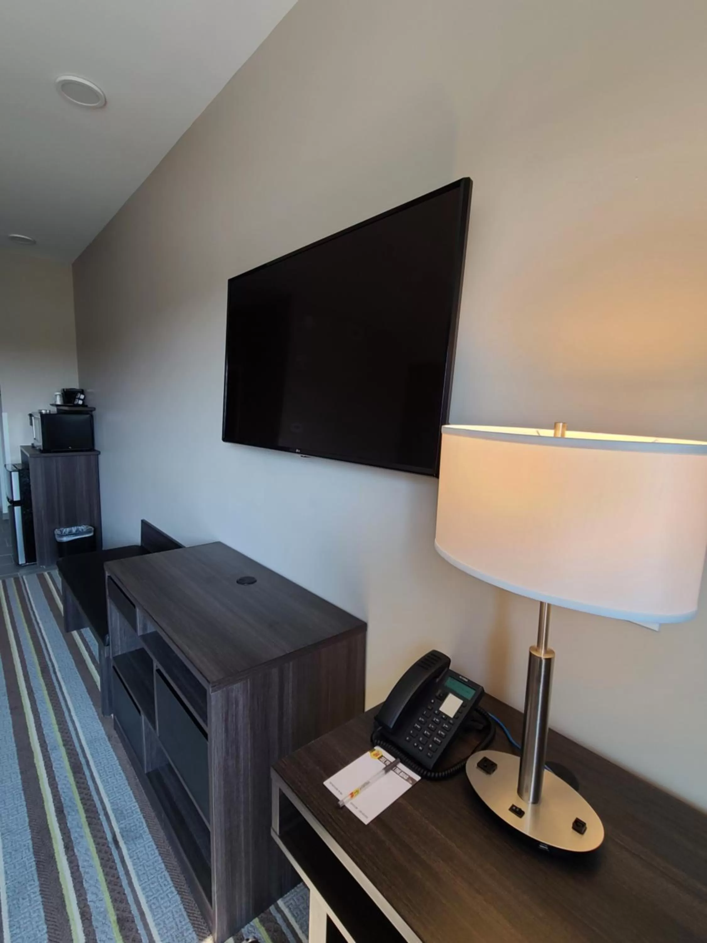 Super 8 by Wyndham Thompson