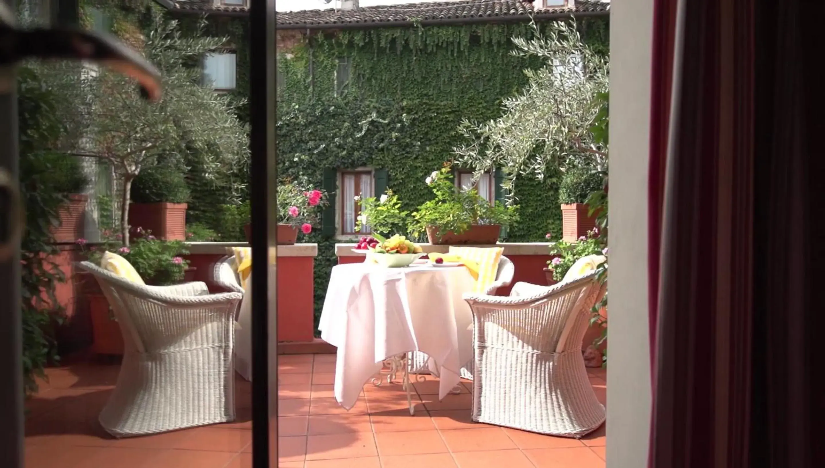 Restaurant/places to eat in Villa Abbazia Relais & Chateaux