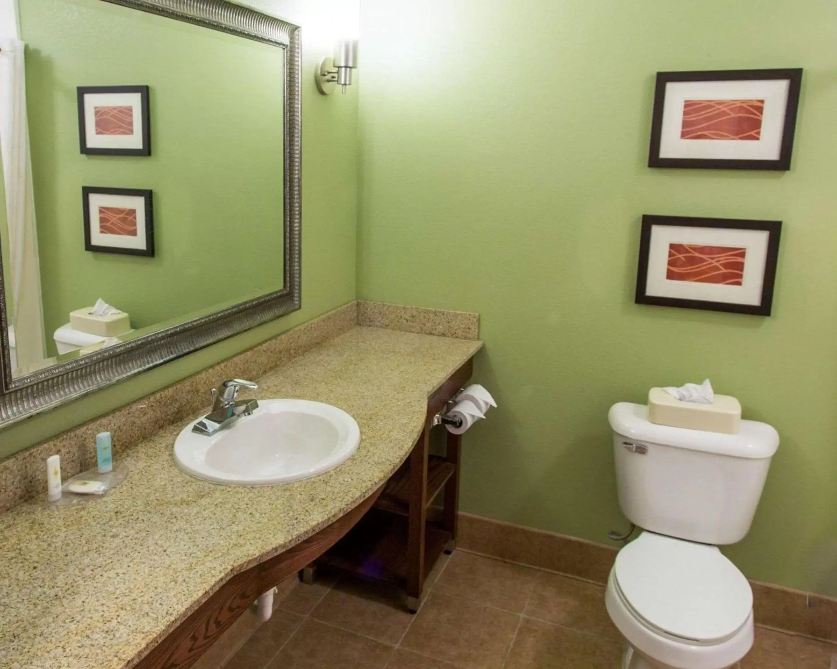 Bathroom in Comfort Inn New Orleans Airport South