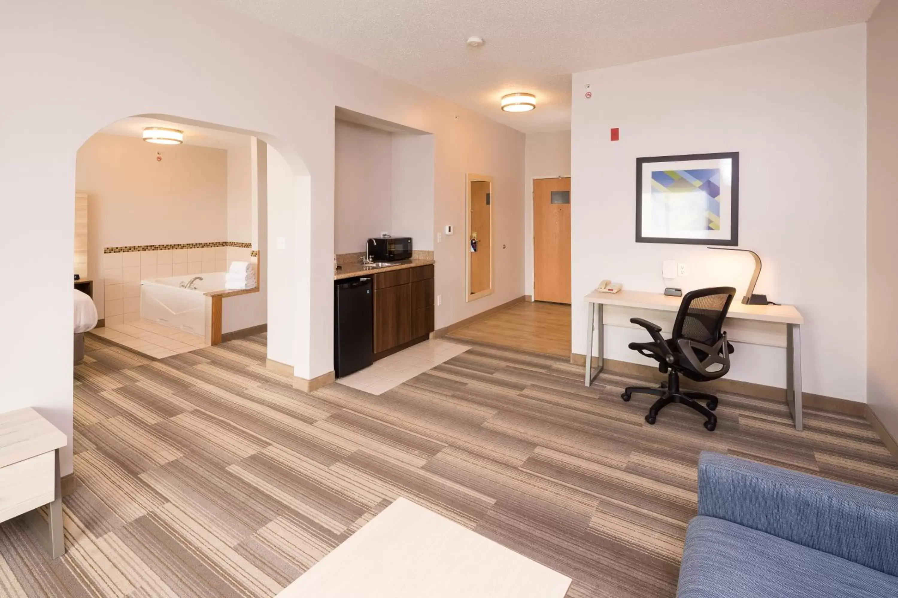 Photo of the whole room, Seating Area in Holiday Inn Express Hotel & Suites Grand Blanc, an IHG Hotel