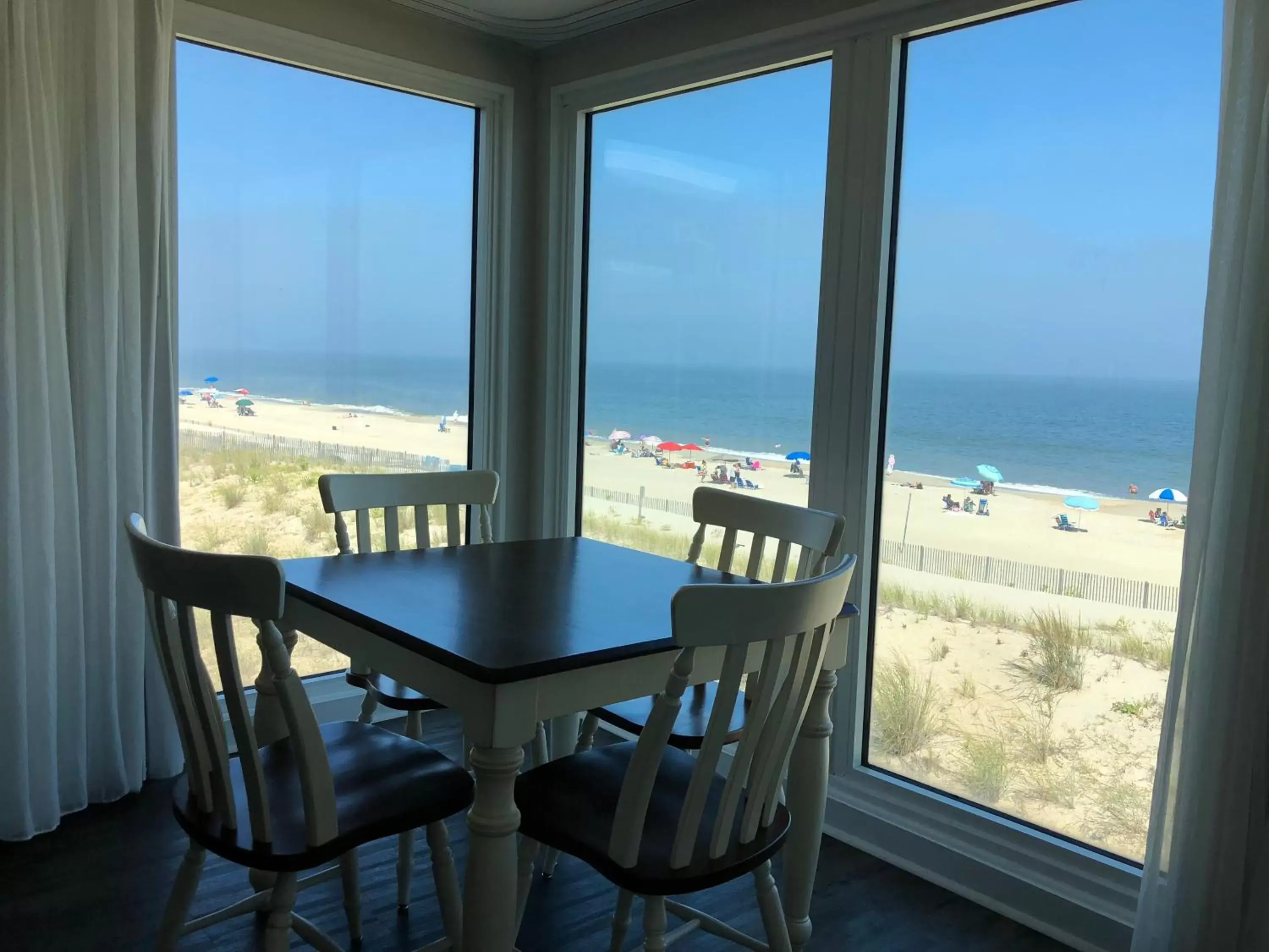 Dining area in Surf Club Oceanfront Hotel