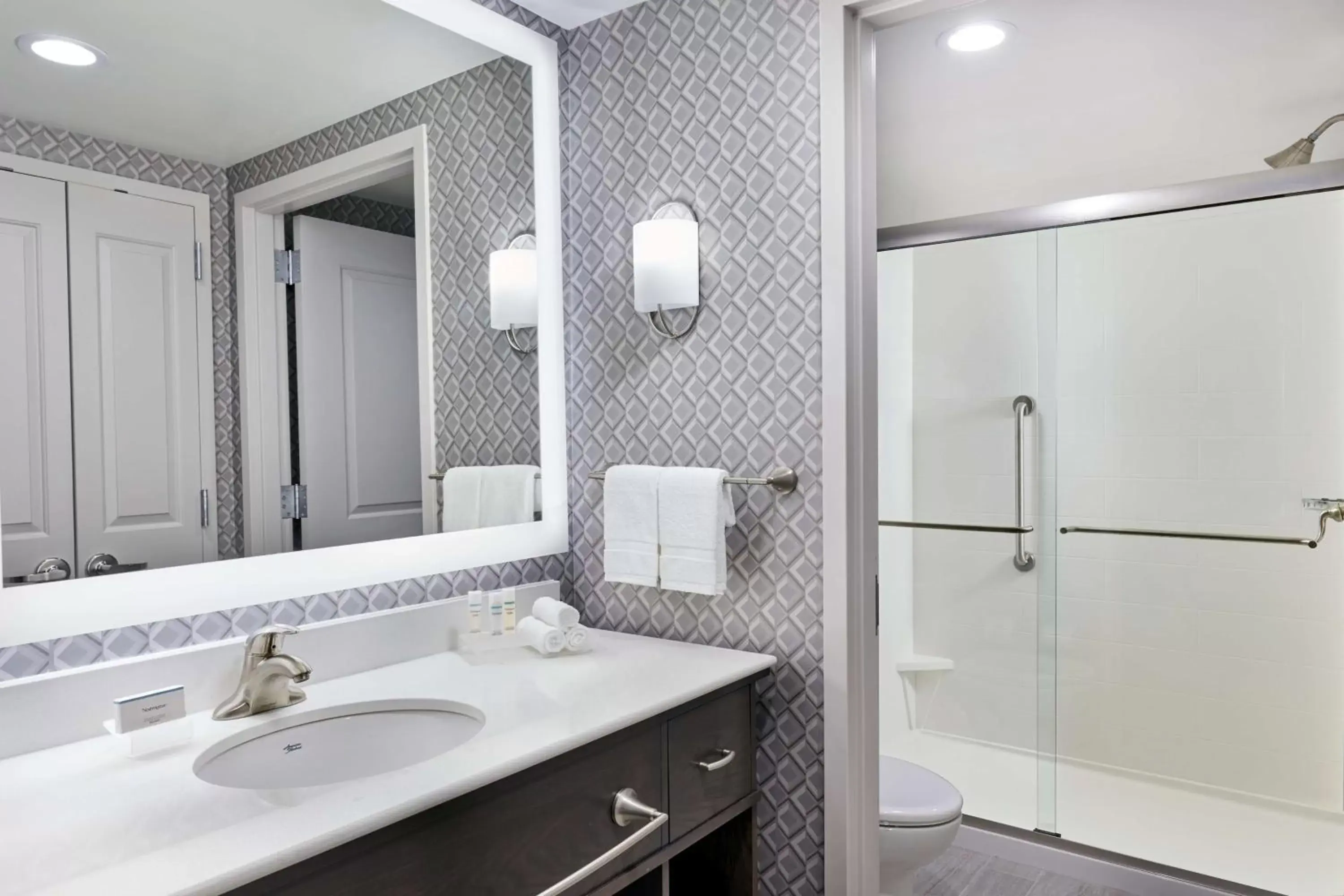 Bathroom in Homewood Suites By Hilton Teaneck Glenpointe