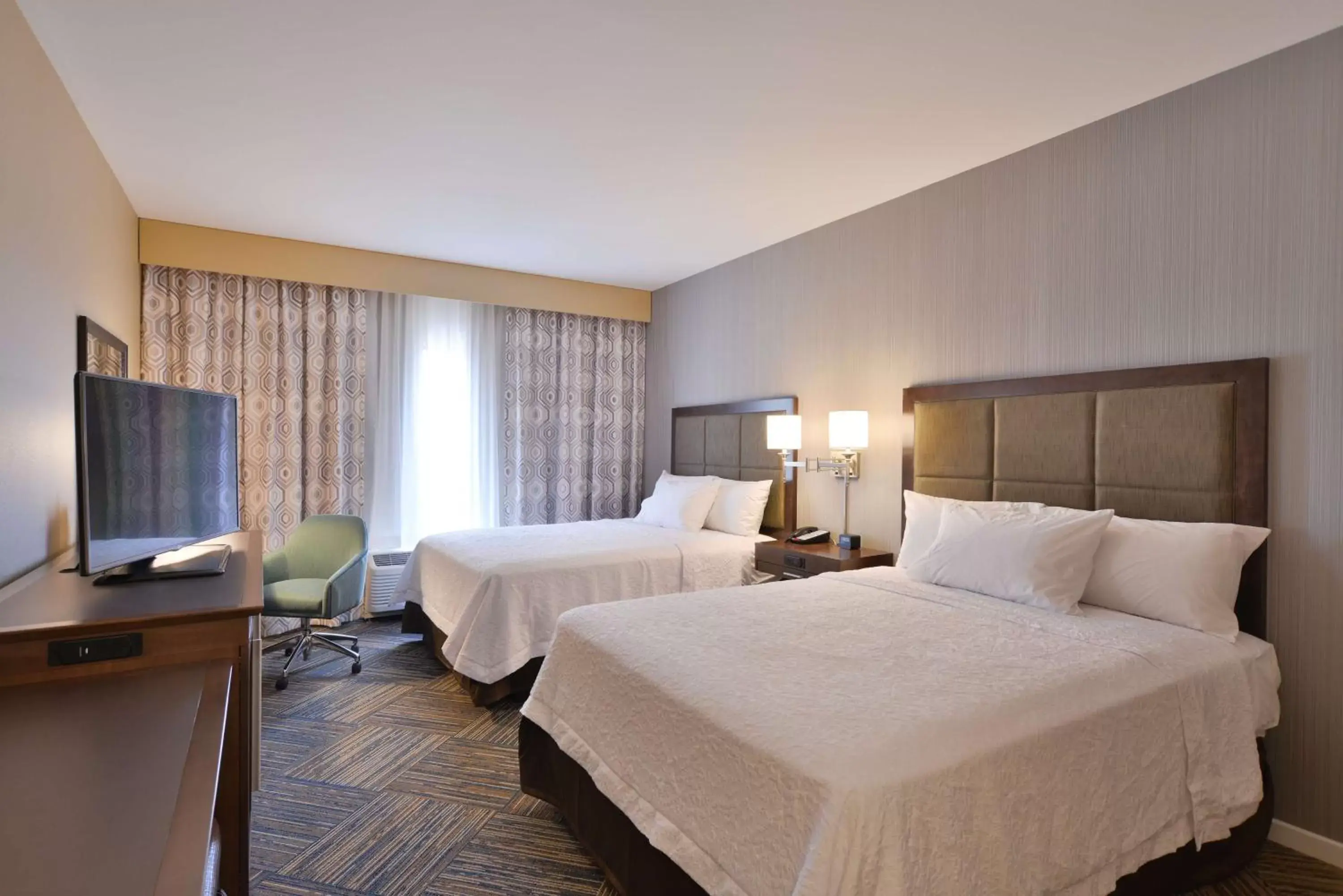 Bed in Hampton Inn & Suites Chippewa Falls
