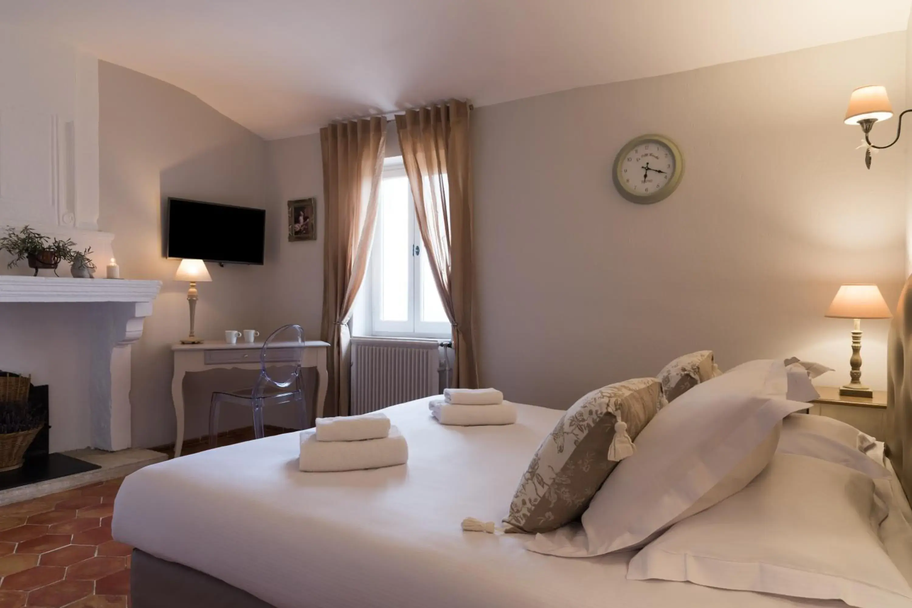 Bed in Mas des Romarins, The Originals Relais Bed in Mas des Romarins, The Originals Relais