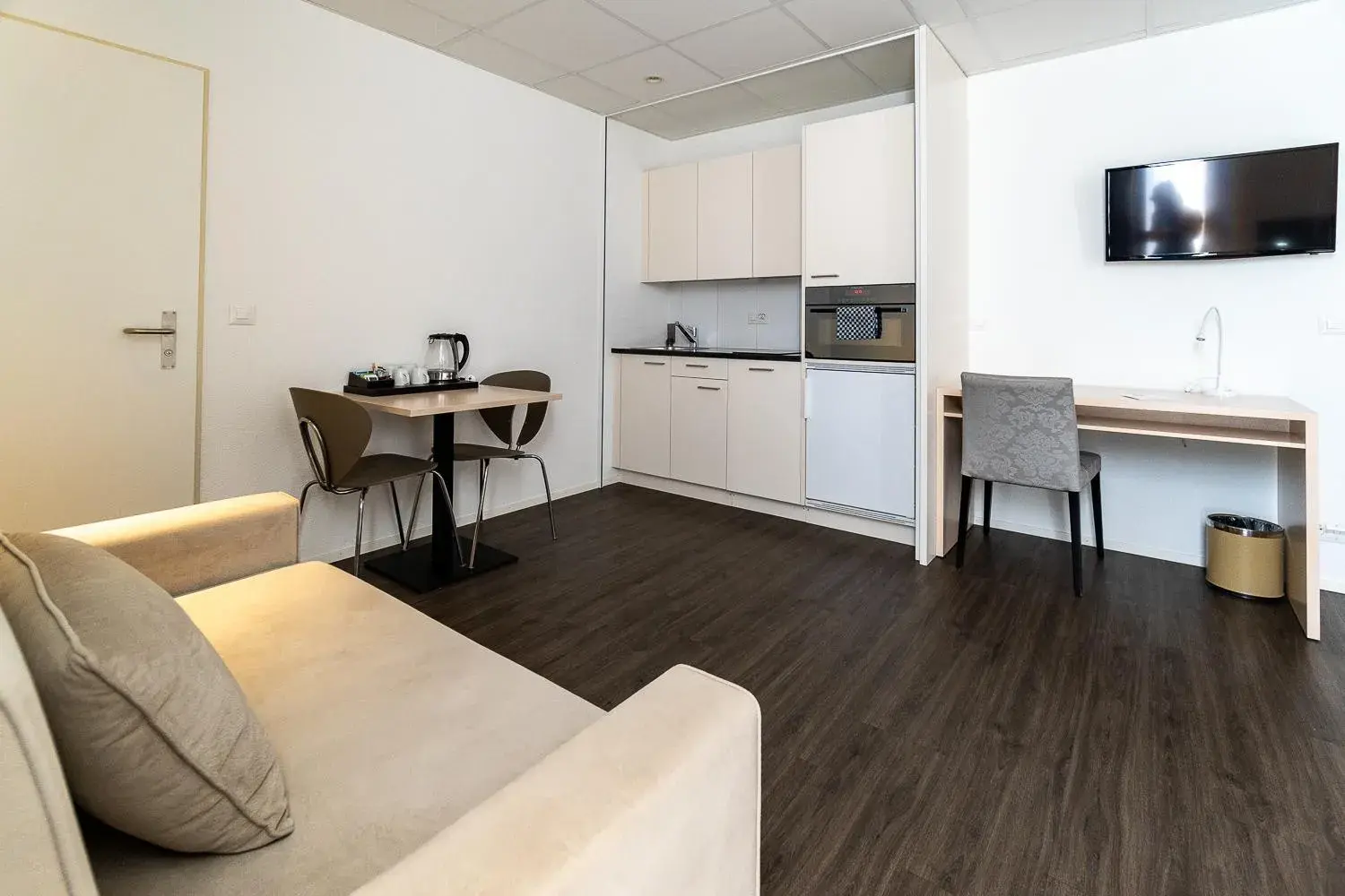 Kitchen or kitchenette, Seating Area in Hotel Hine Adon Bern Airport