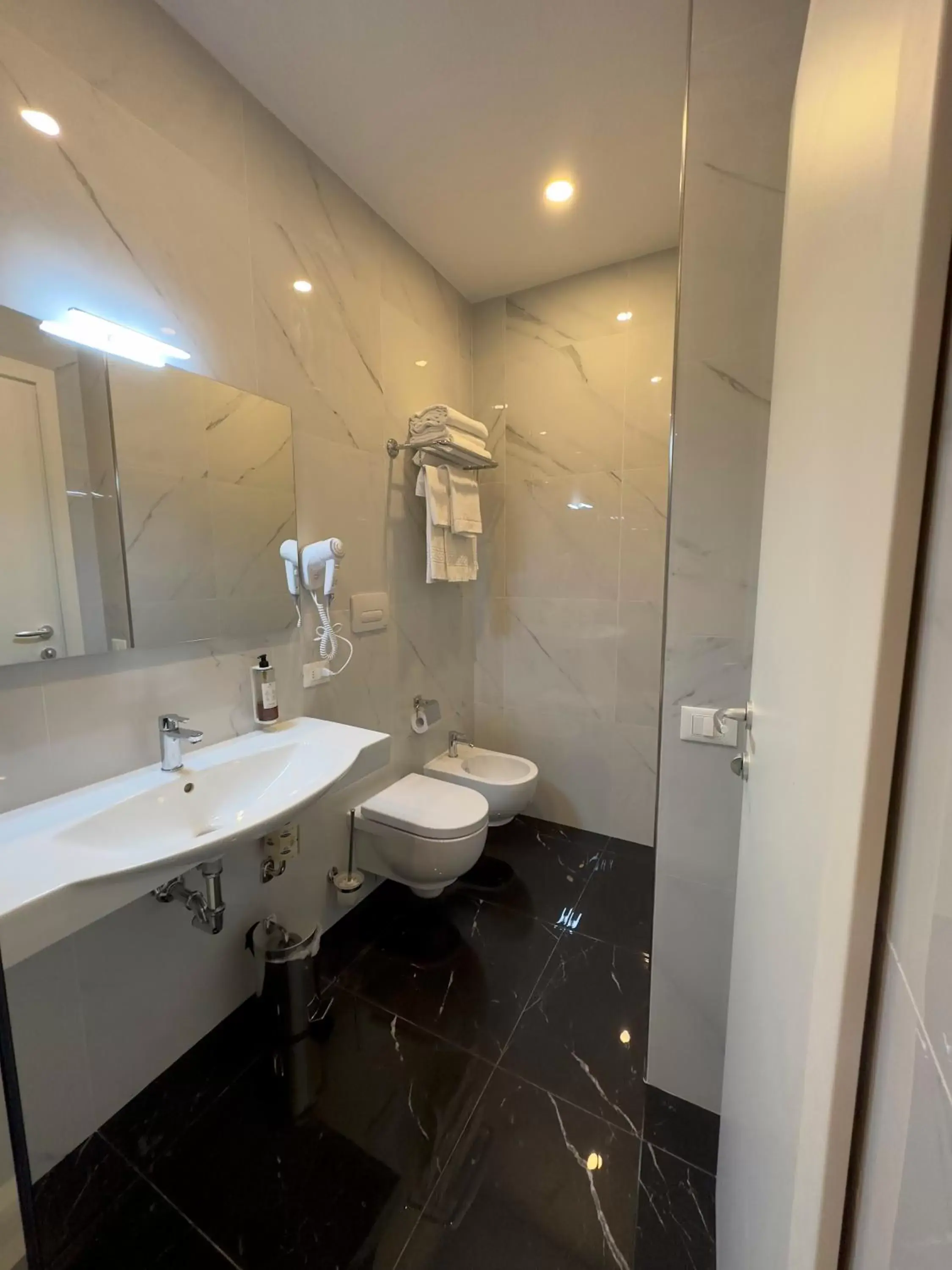 Shower, Bathroom in Hotel Smart Cruise
