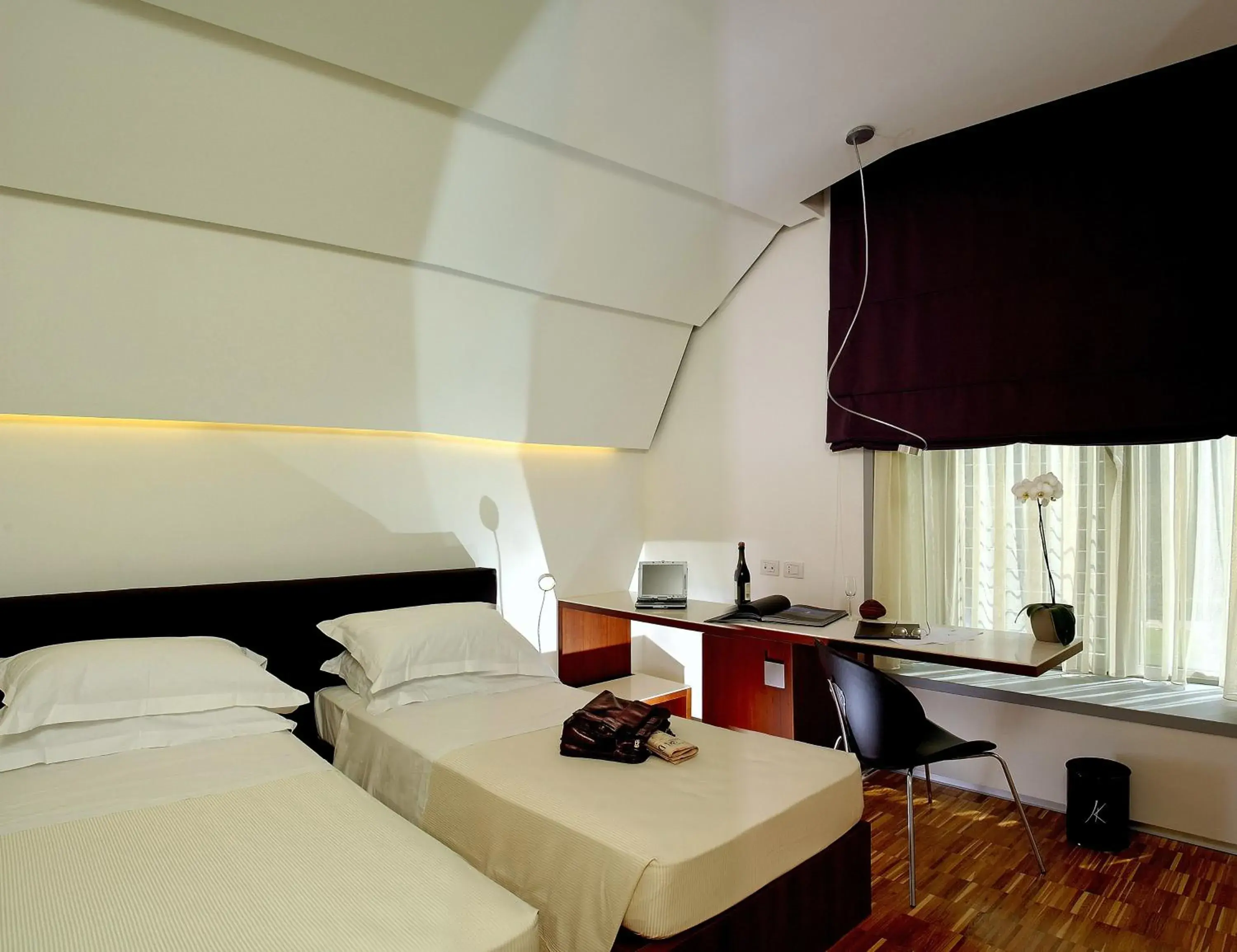Bedroom, Bed in Black Hotel