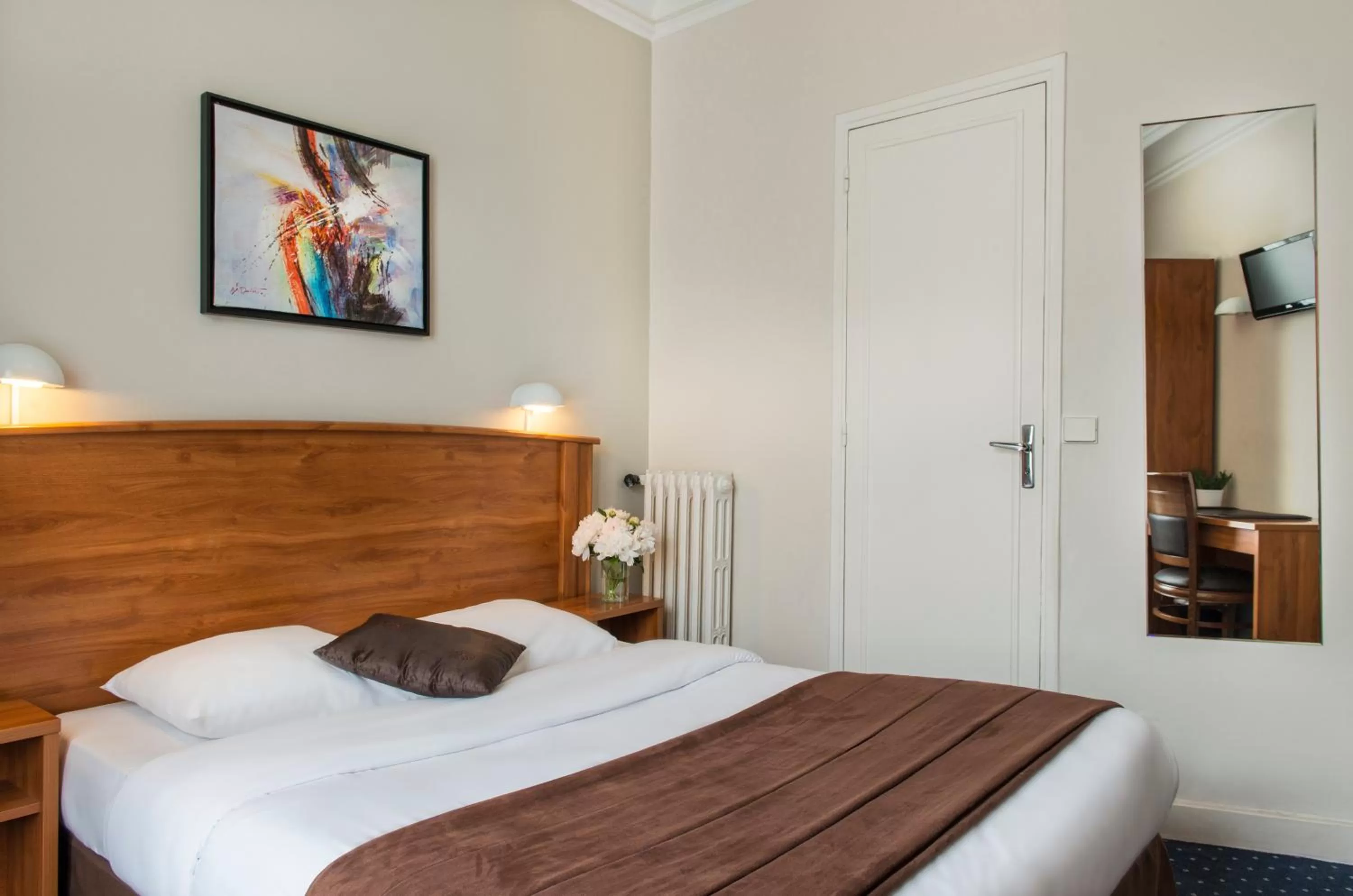 Photo of the whole room, Bed in Hotel Corona -Rodier-