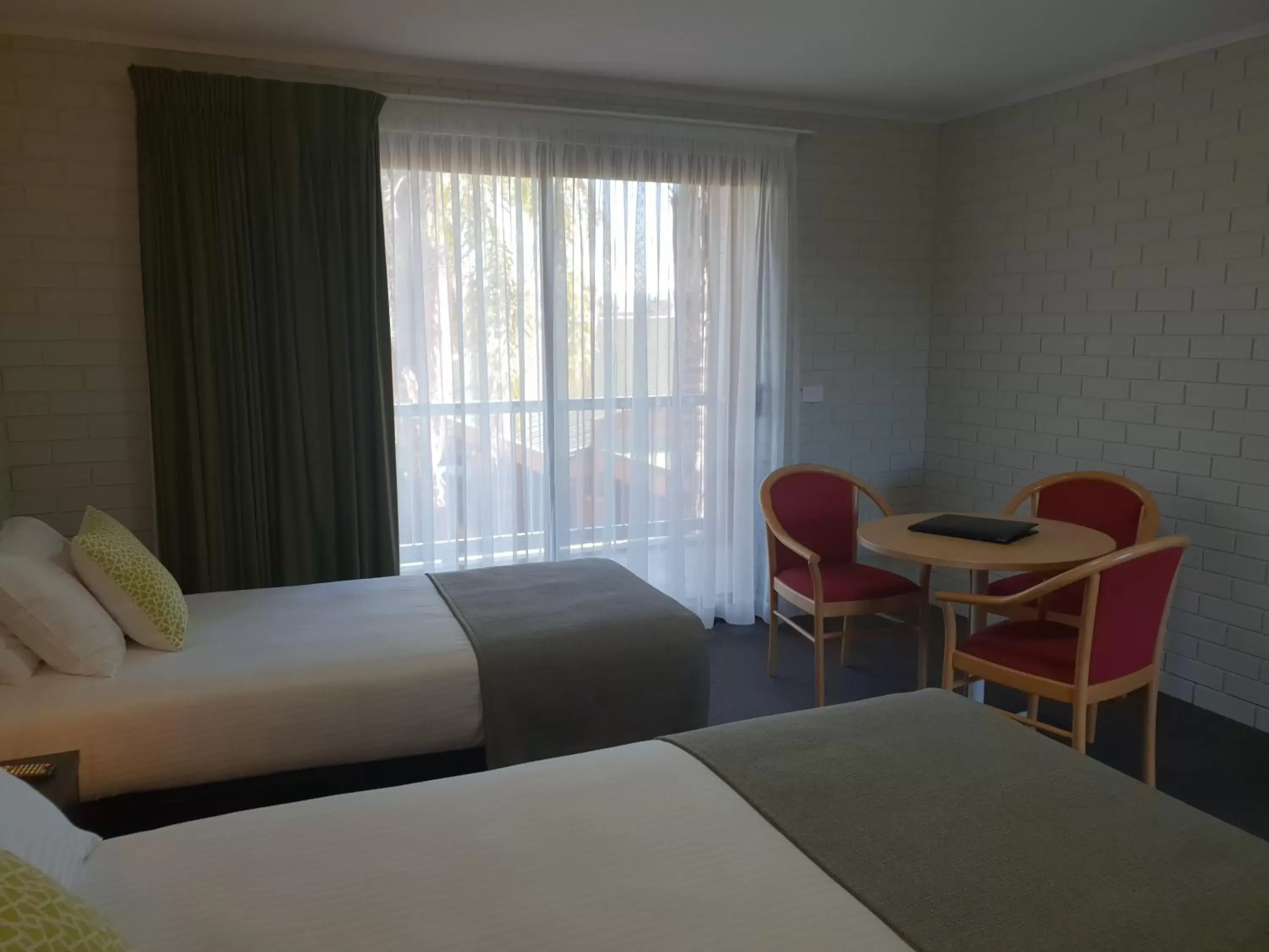 Photo of the whole room, Bed in Crystal Fountain Motel Albury