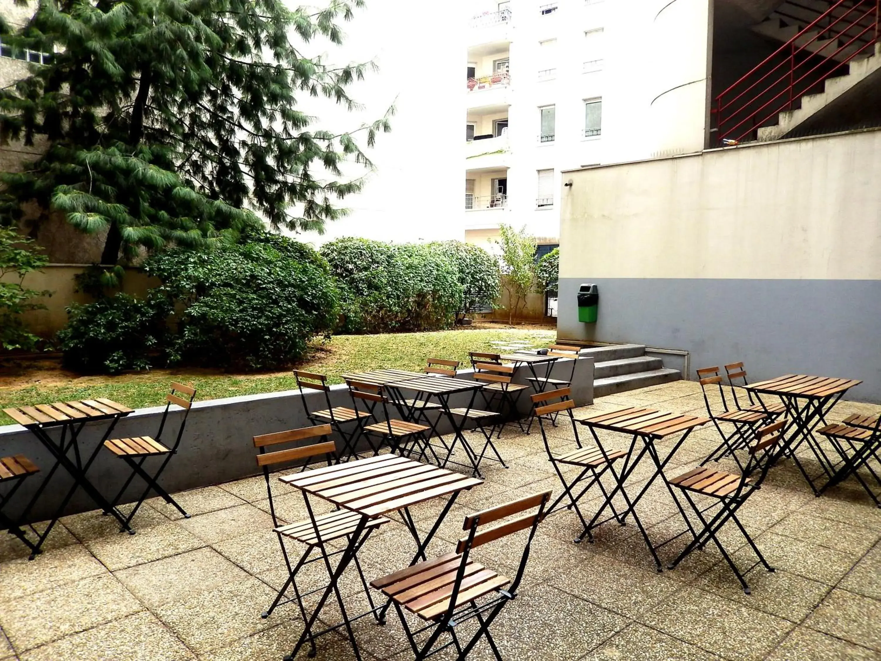 Patio in ibis budget Paris Porte d Italie Est