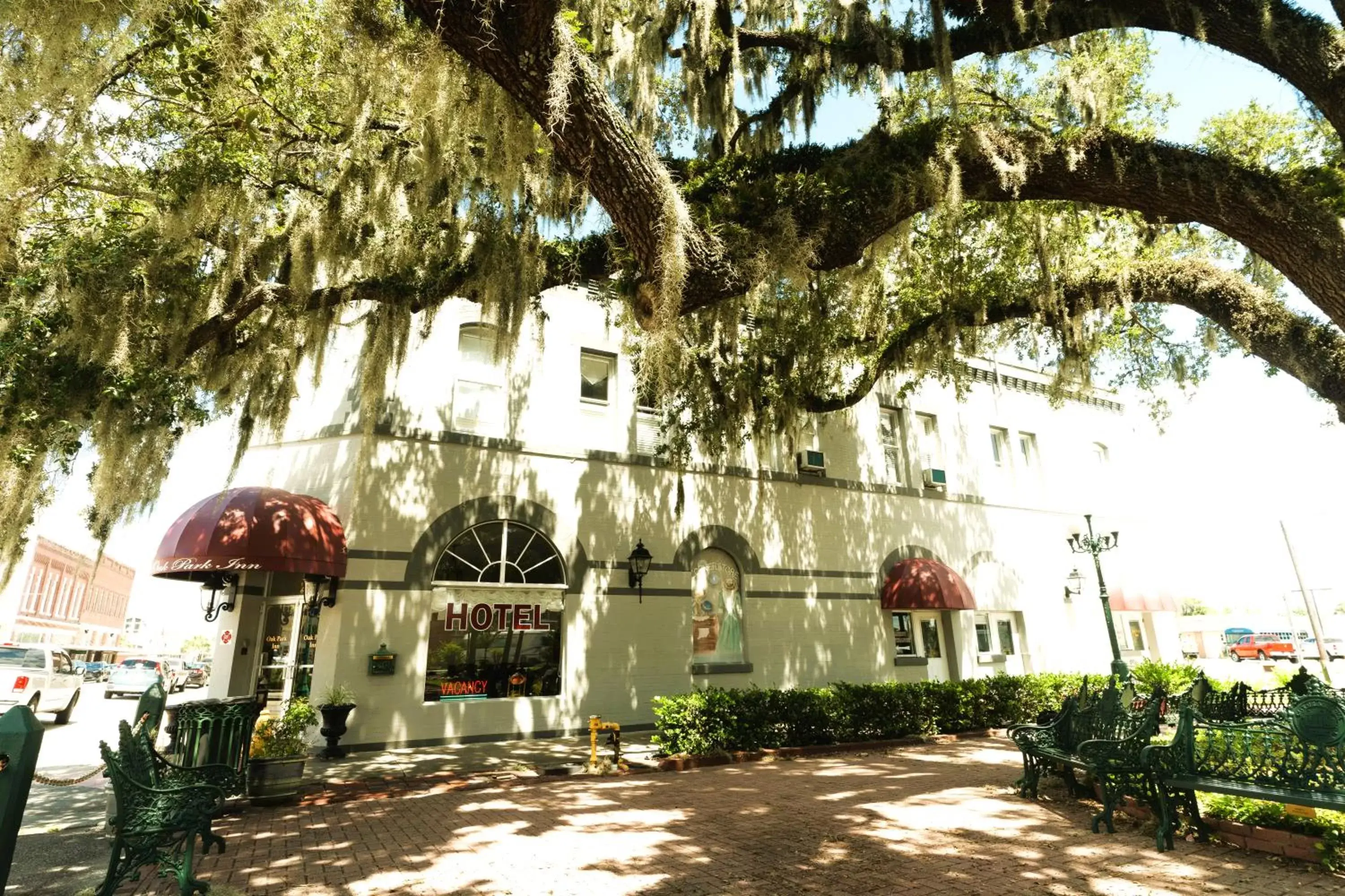 Facade/entrance, Property Building in Oak Park Inn