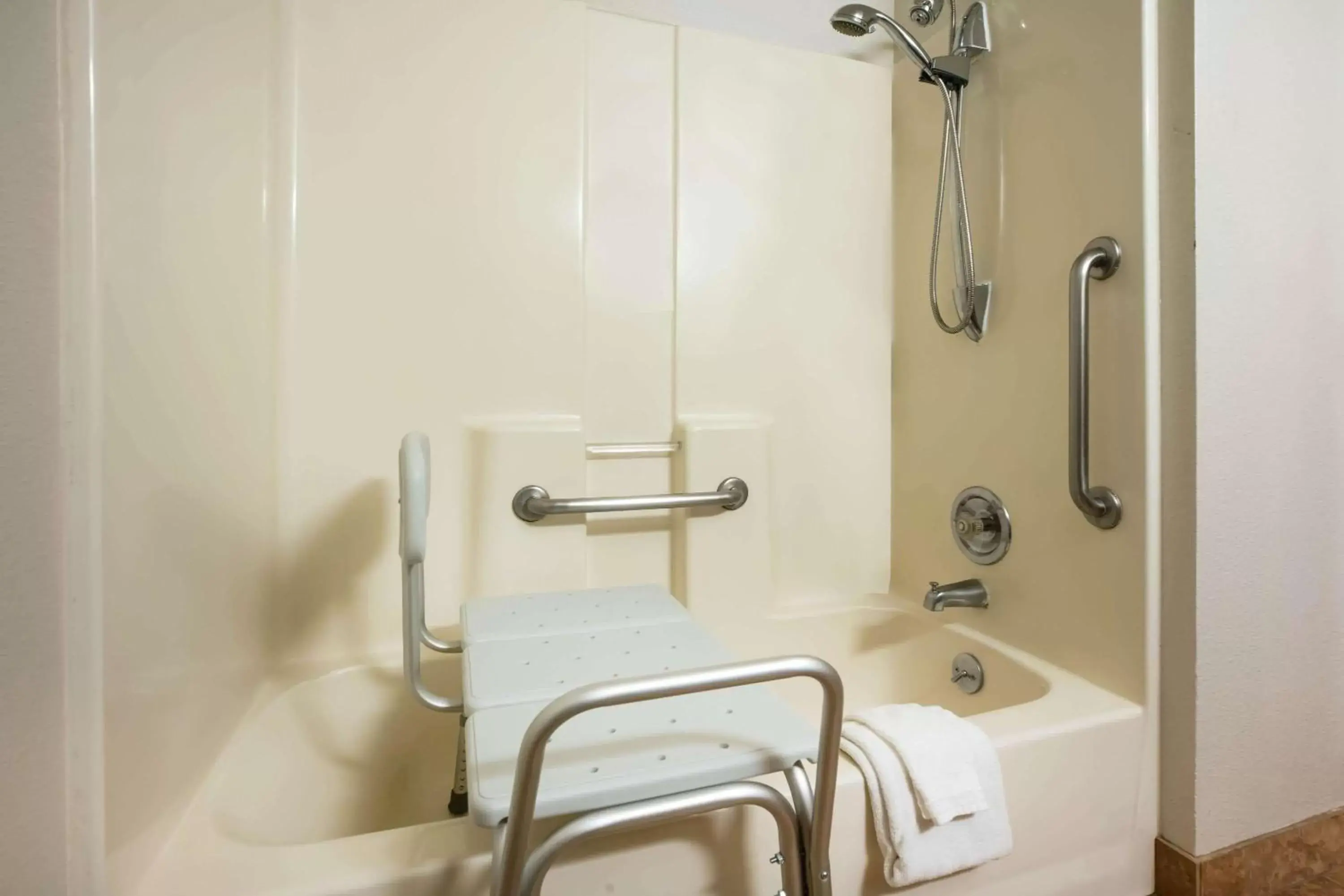 Bathroom in La Quinta Inn by Wyndham Bend