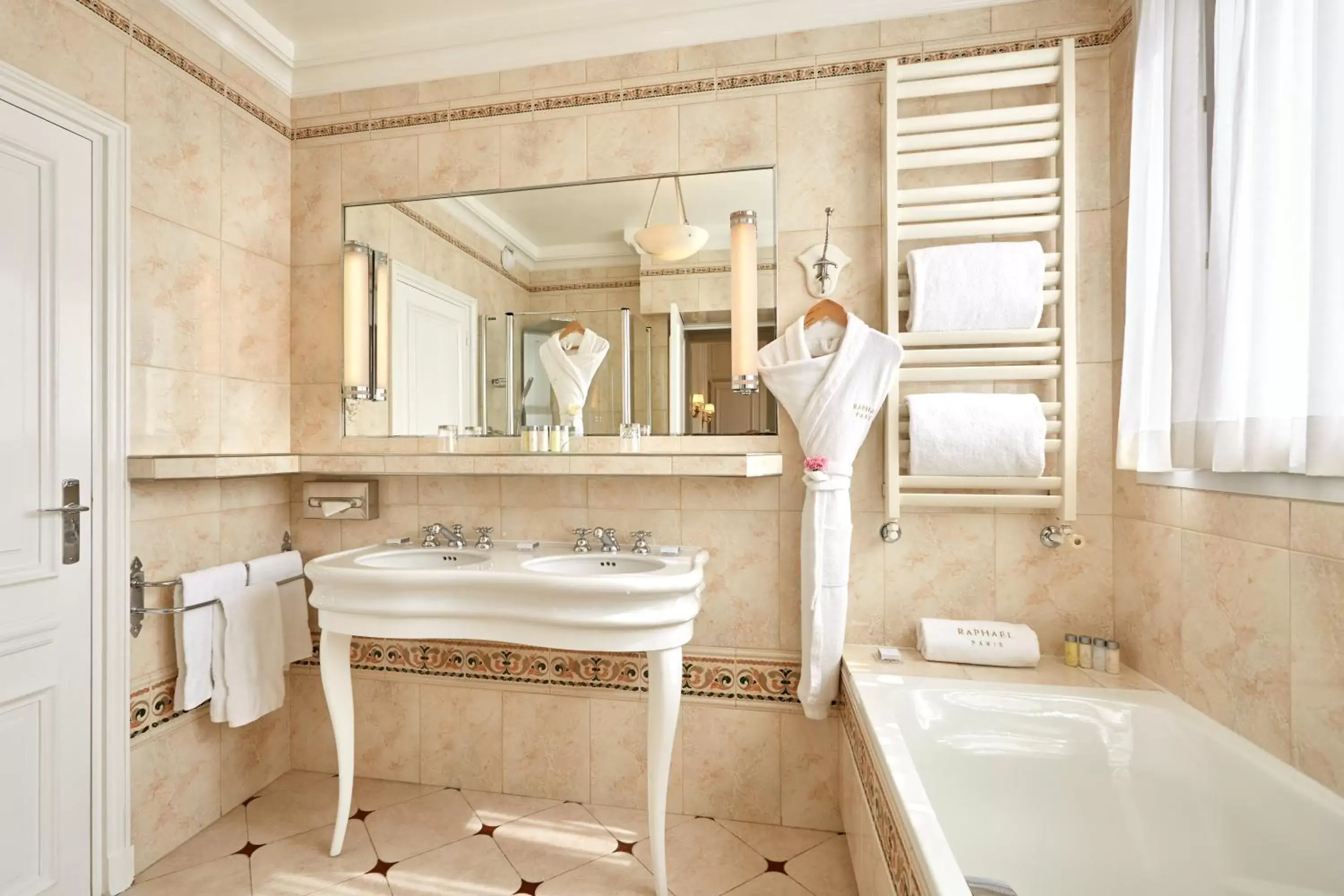 Shower, Bathroom in Hôtel Raphael