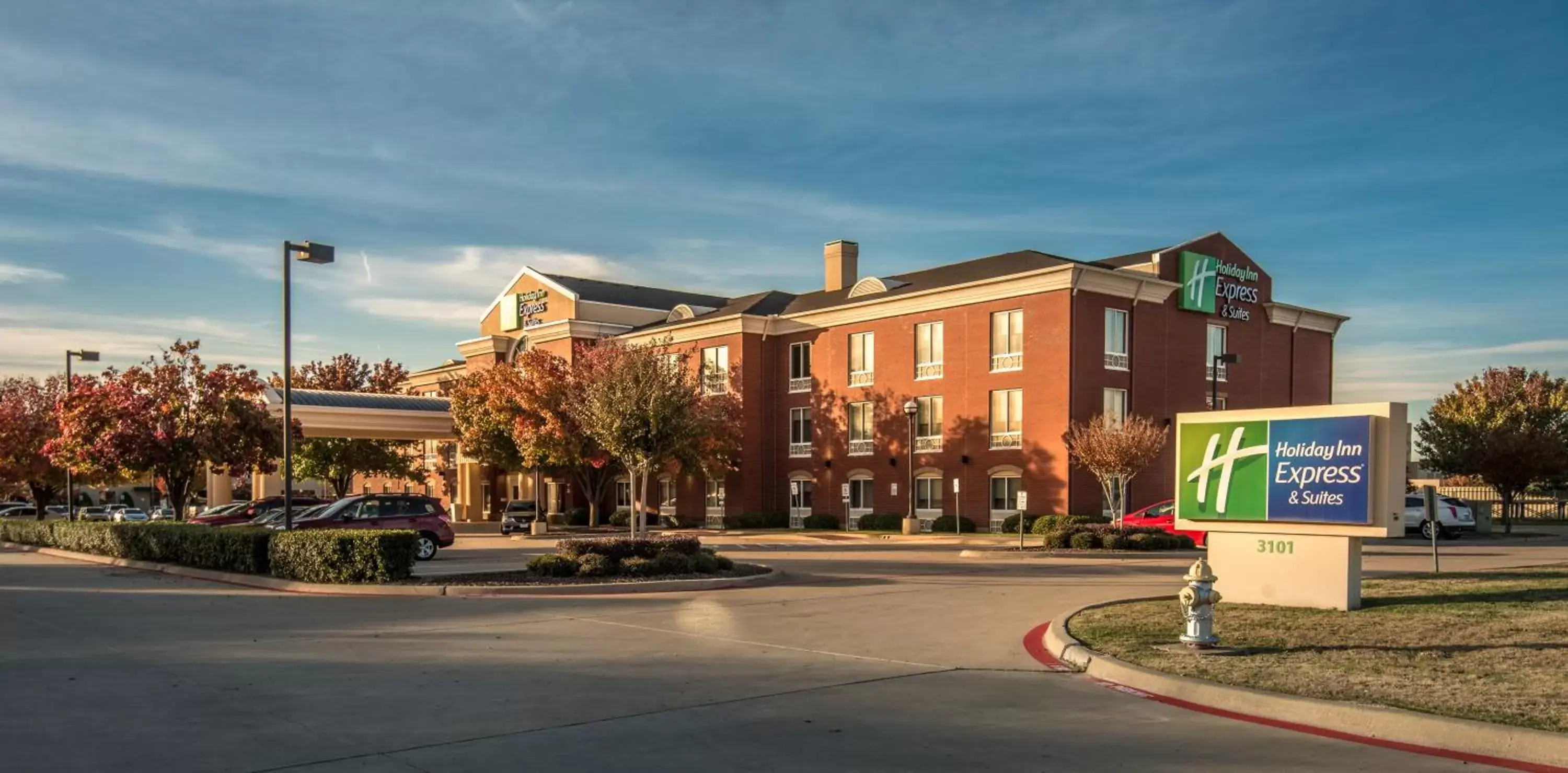 Property Building in Holiday Inn Express Hotel & Suites Dallas-North Tollway/North Plano, an IHG Hotel