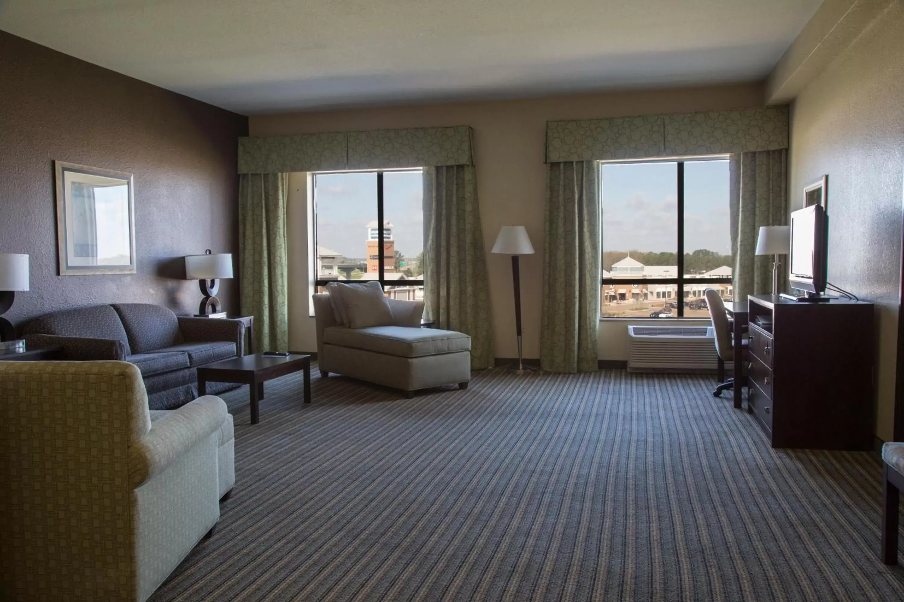 Bedroom, Seating Area in Holiday Inn Pearl - Jackson Area, an IHG Hotel