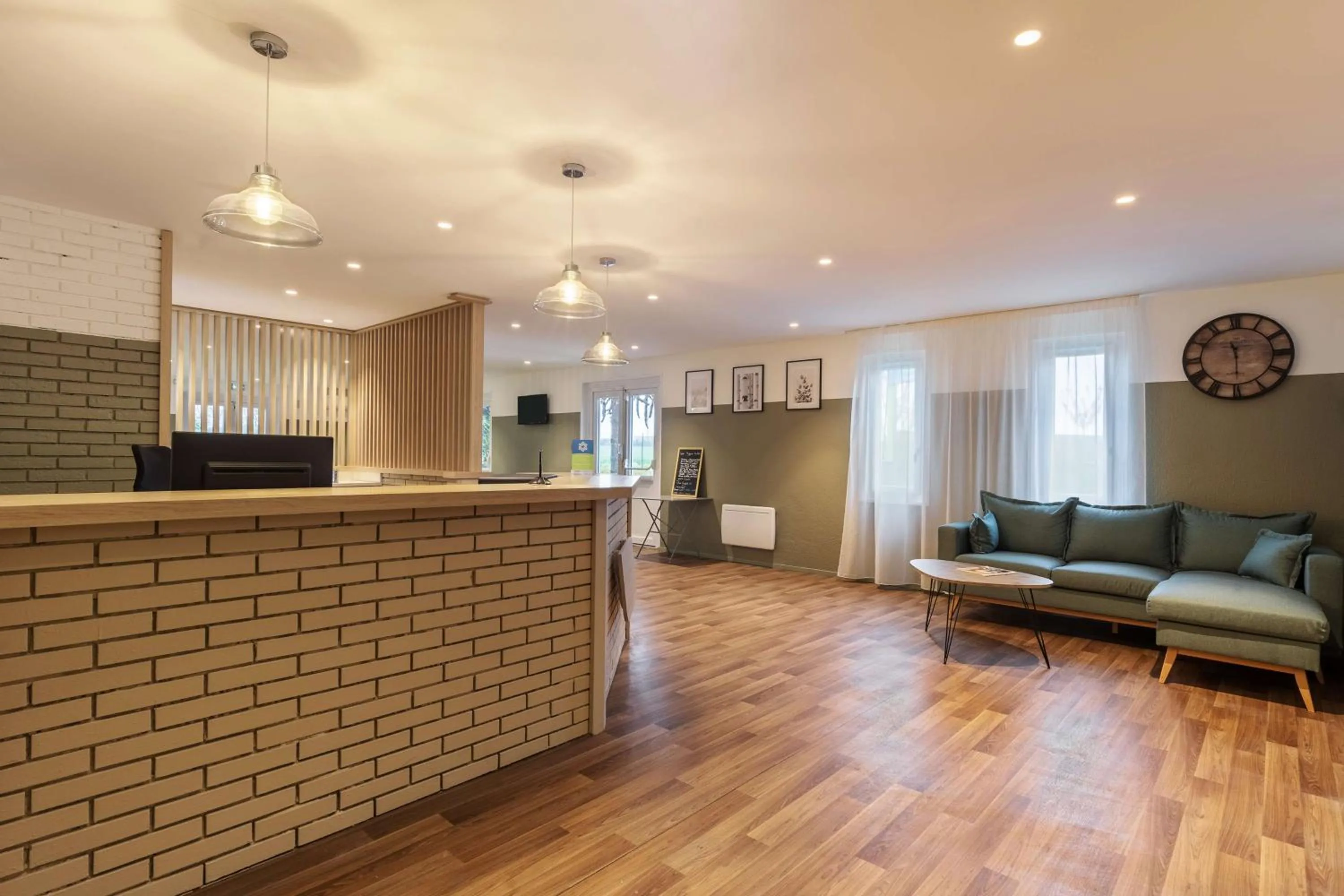 Lobby or reception in Sure Hotel by Best Western Plaisir