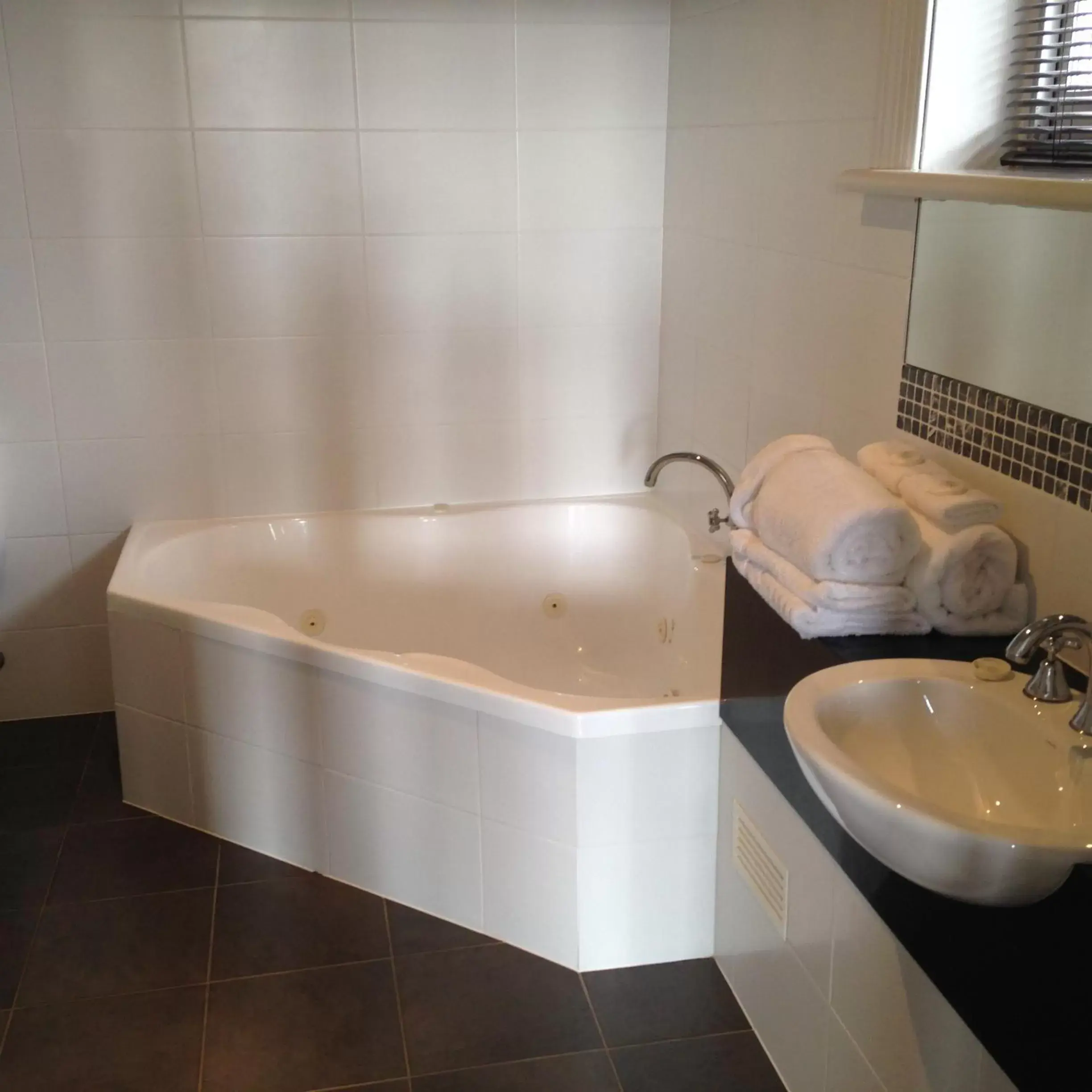 Hot Tub, Bathroom in Auldington Hotel