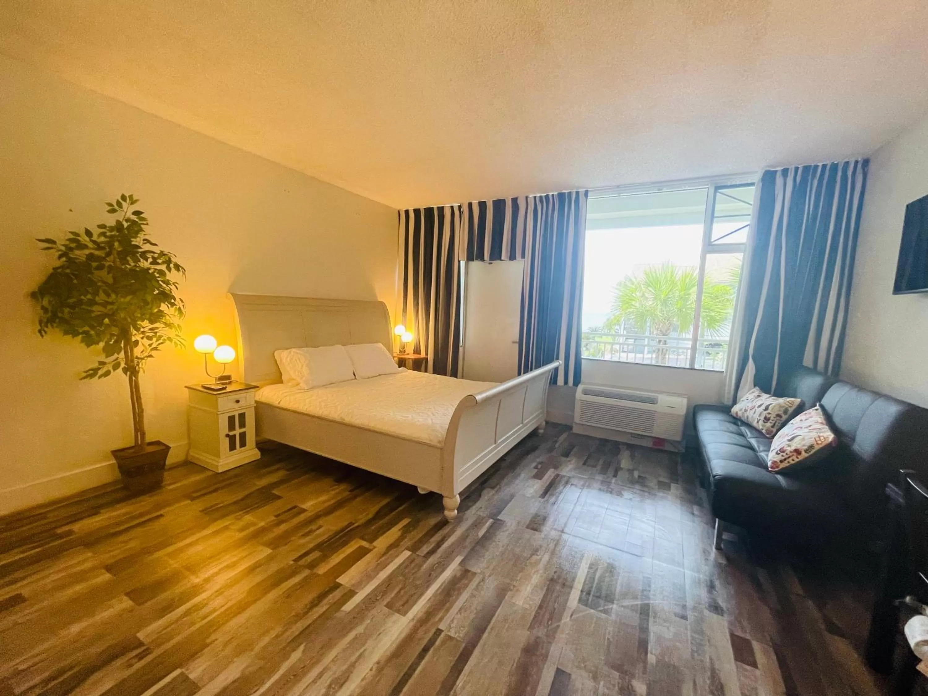 Bed in TAMPA BAY, BEACH step away, WIFI, FREE PARKING,POOLS, JACUZZI