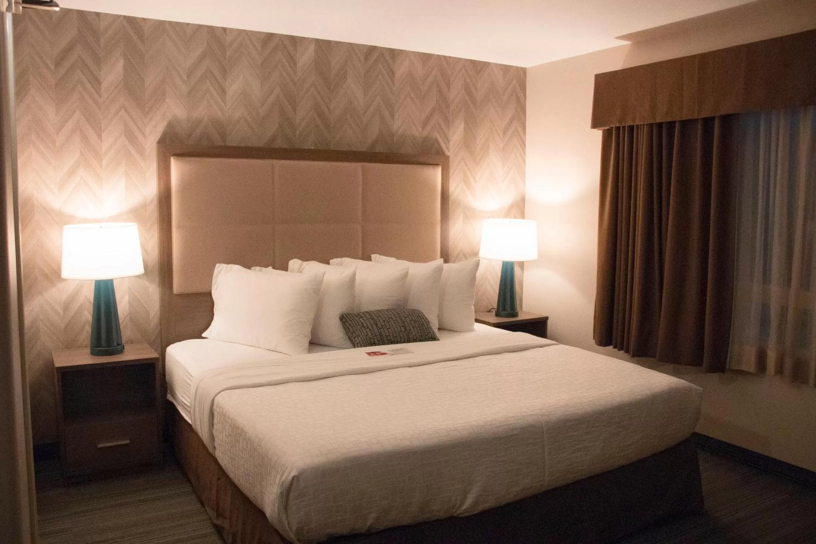 Bedroom, Bed in Canalta Airdrie