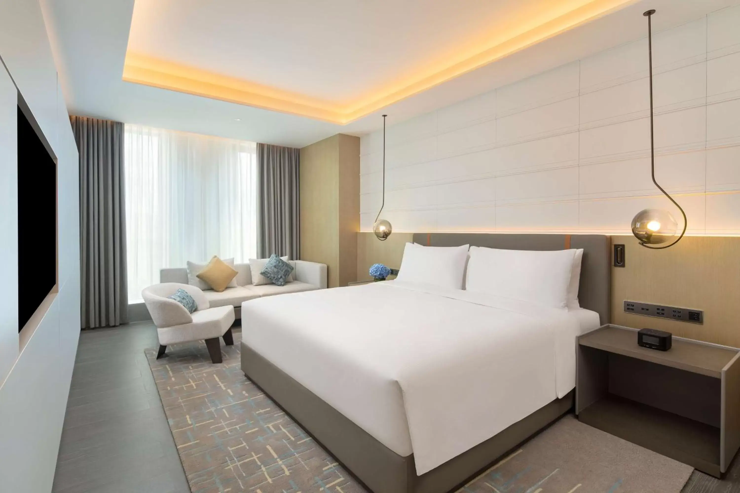 Living room, Bed in Doubletree By Hilton Kunming Airport