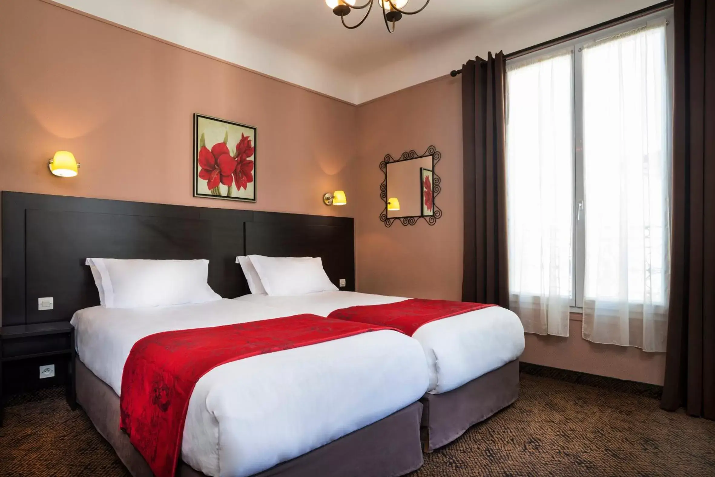 Photo of the whole room, Bed in Chatillon Paris Montparnasse
