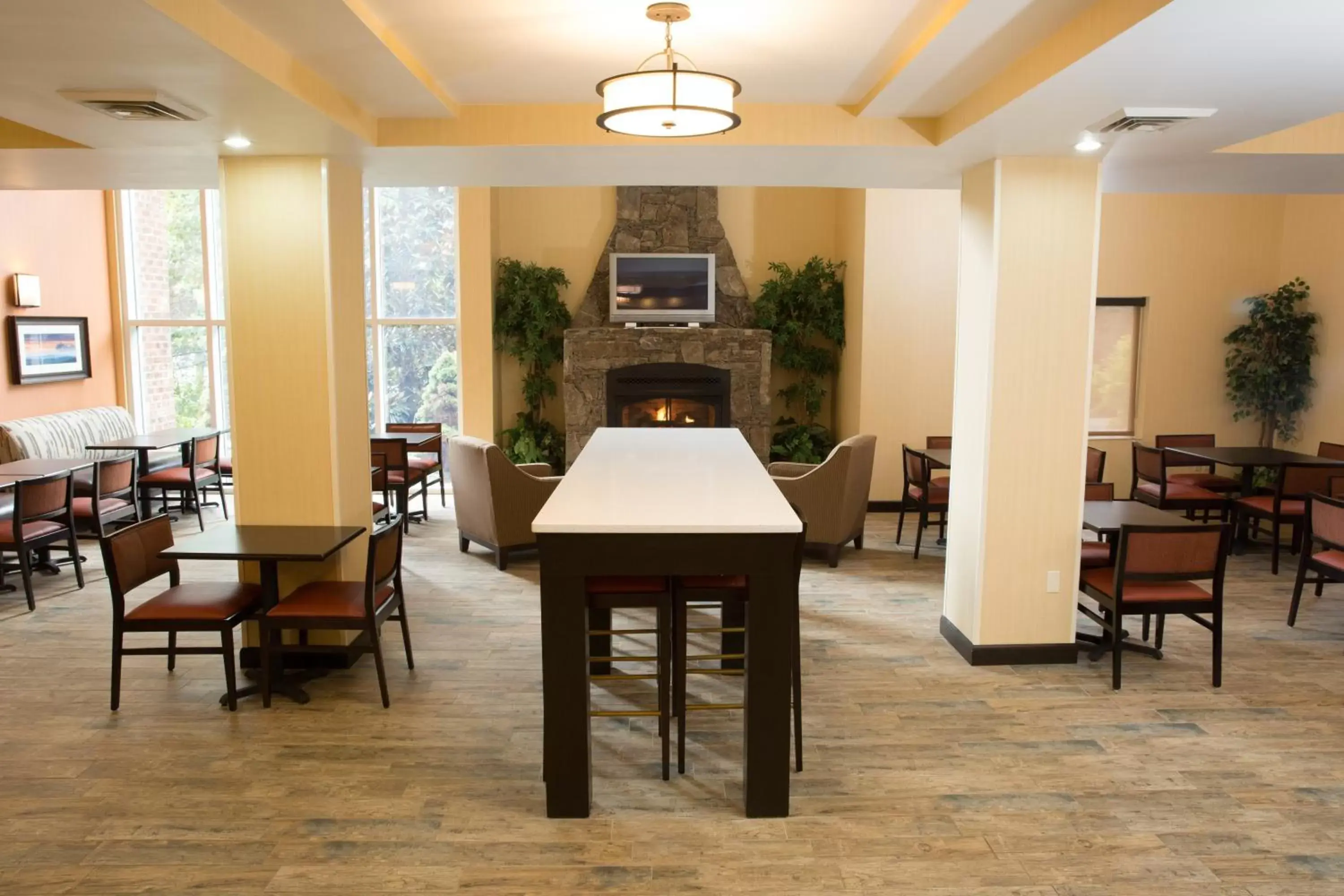 Lobby or reception, Restaurant/Places to Eat in Holiday Inn Express Hotel & Suites Cherokee-Casino, an IHG Hotel