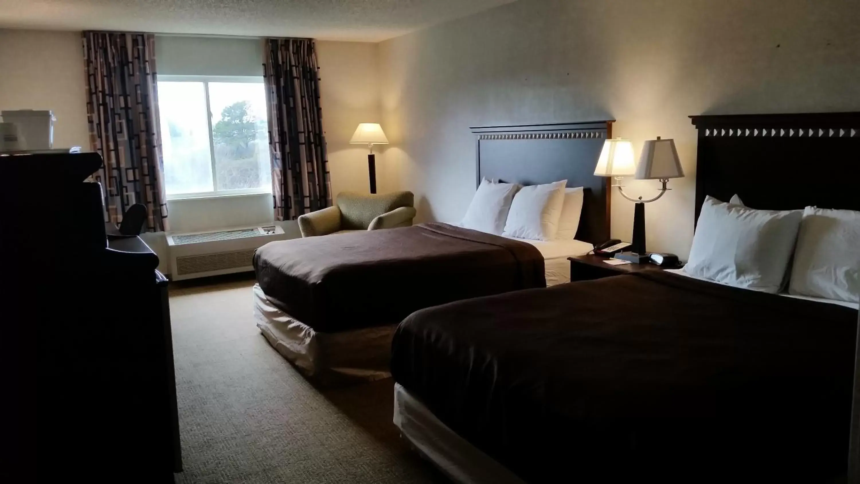 Photo of the whole room, Bed in Days Inn & Suites by Wyndham Vancouver