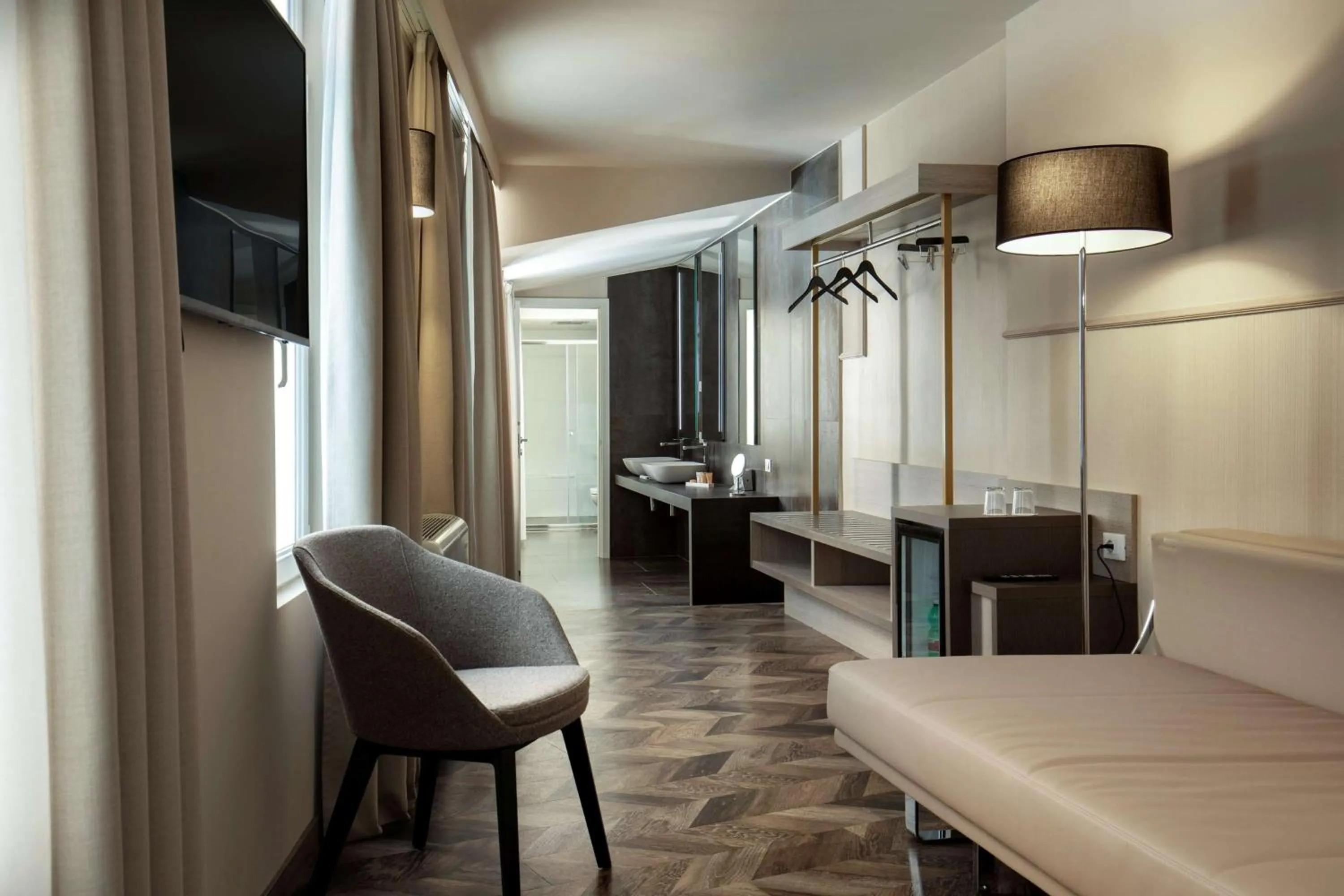 Bedroom in Cosmopolita Hotel Rome, Tapestry Collection by Hilton