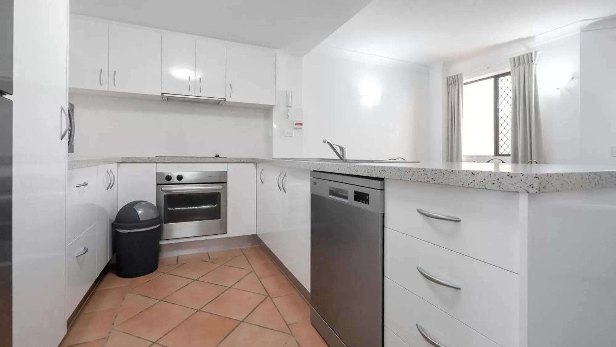 Kitchen or kitchenette, Kitchen/Kitchenette in Burleigh on the Beach