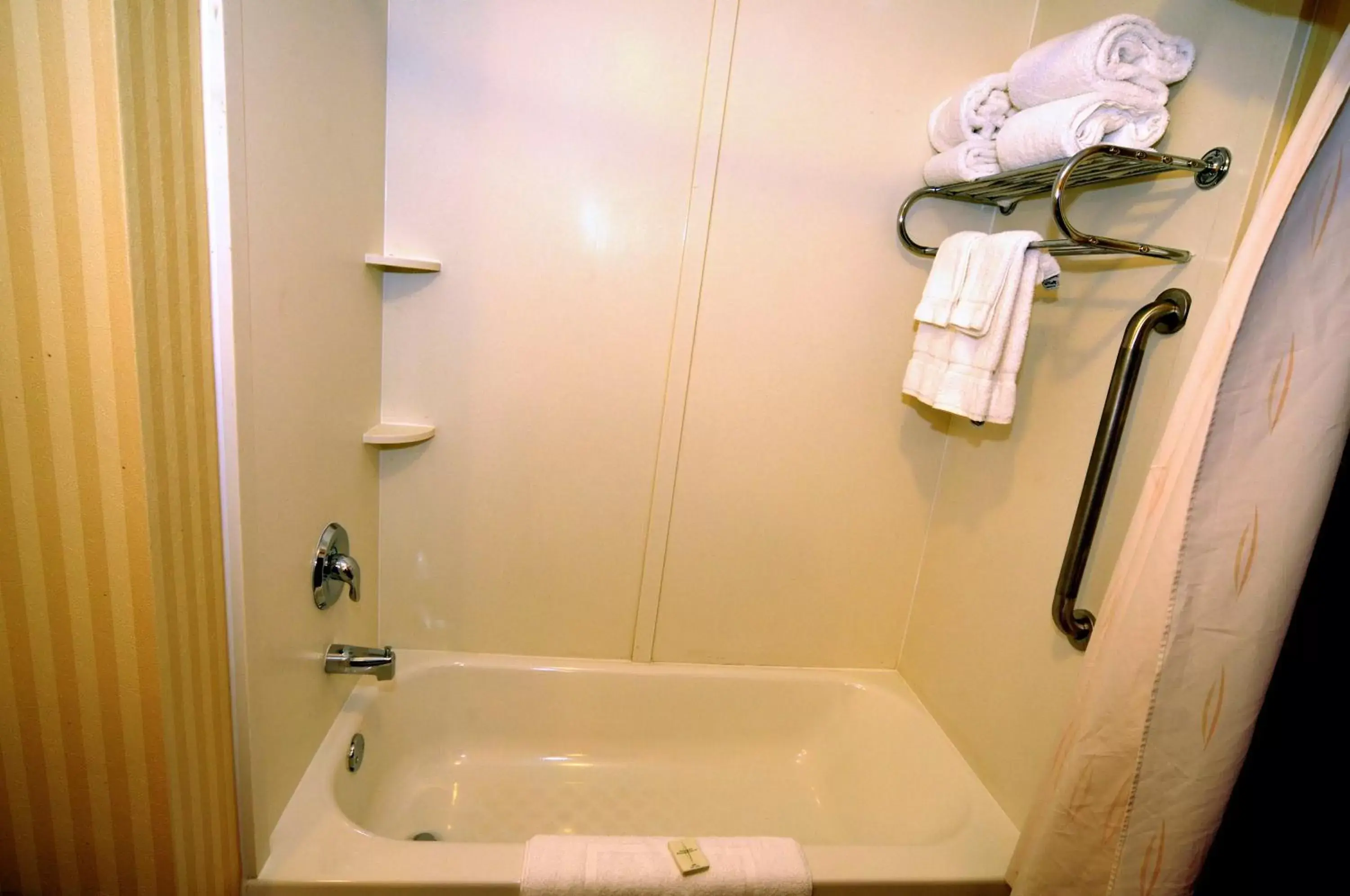 Bathroom in Comfort Suites Mahwah - Paramus