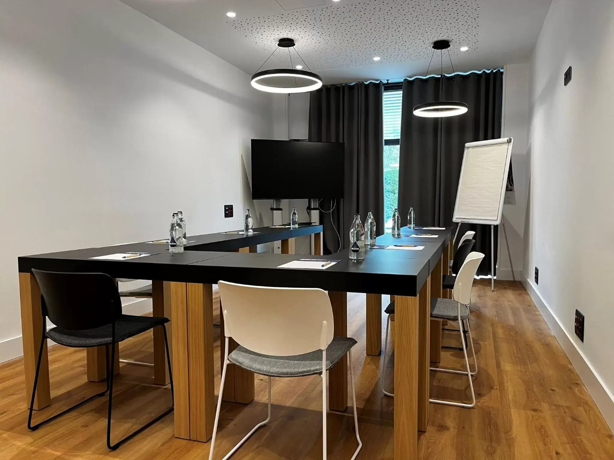Meeting/conference room, Kitchen/Kitchenette in Holiday Inn Express Bilbao Airport, an IHG Hotel