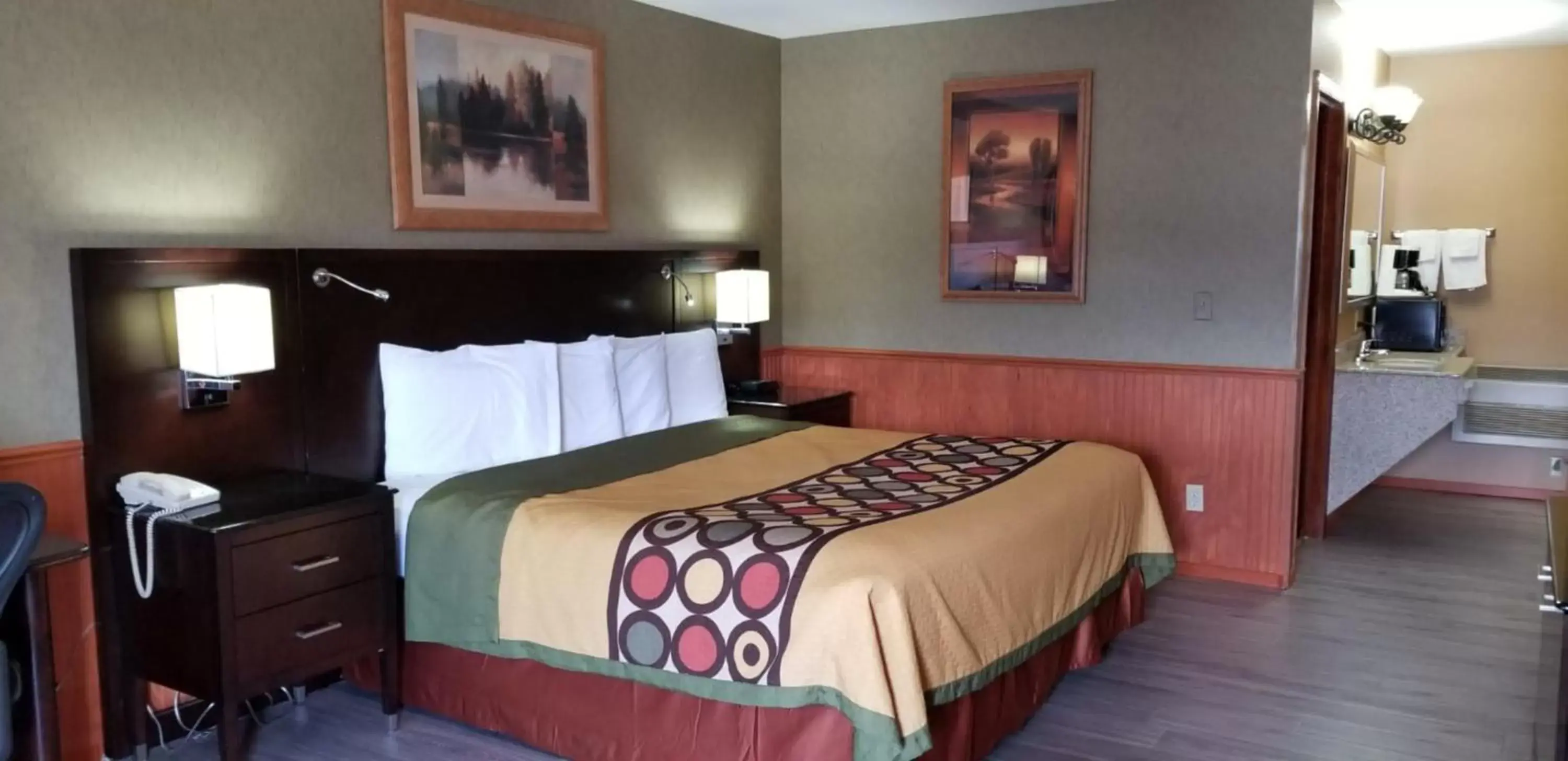 Photo of the whole room, Bed in Stewart Lodge Photo of the whole room, Bed in Stewart Lodge