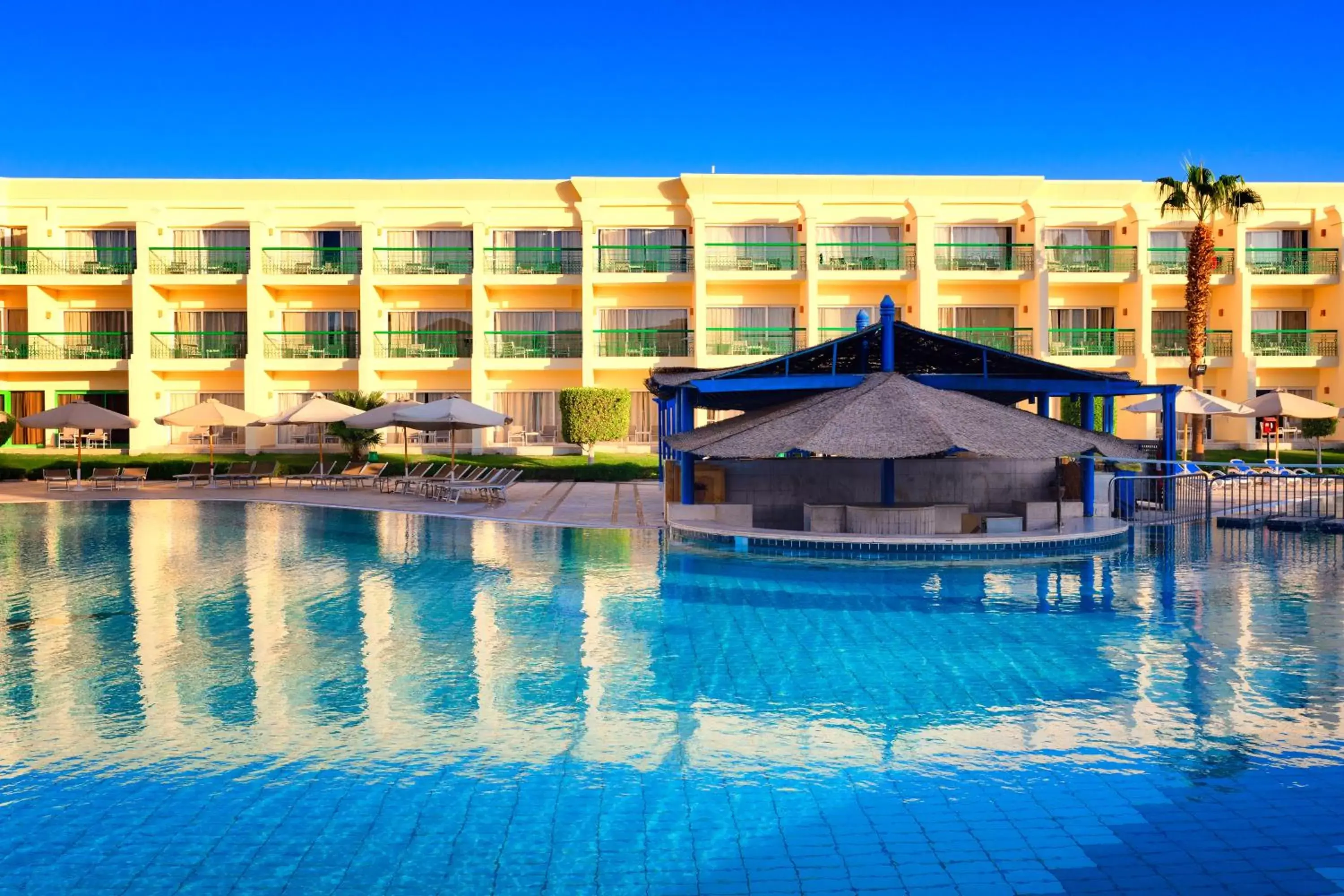 Lounge or bar, Swimming Pool in Swiss Inn Resort Hurghada