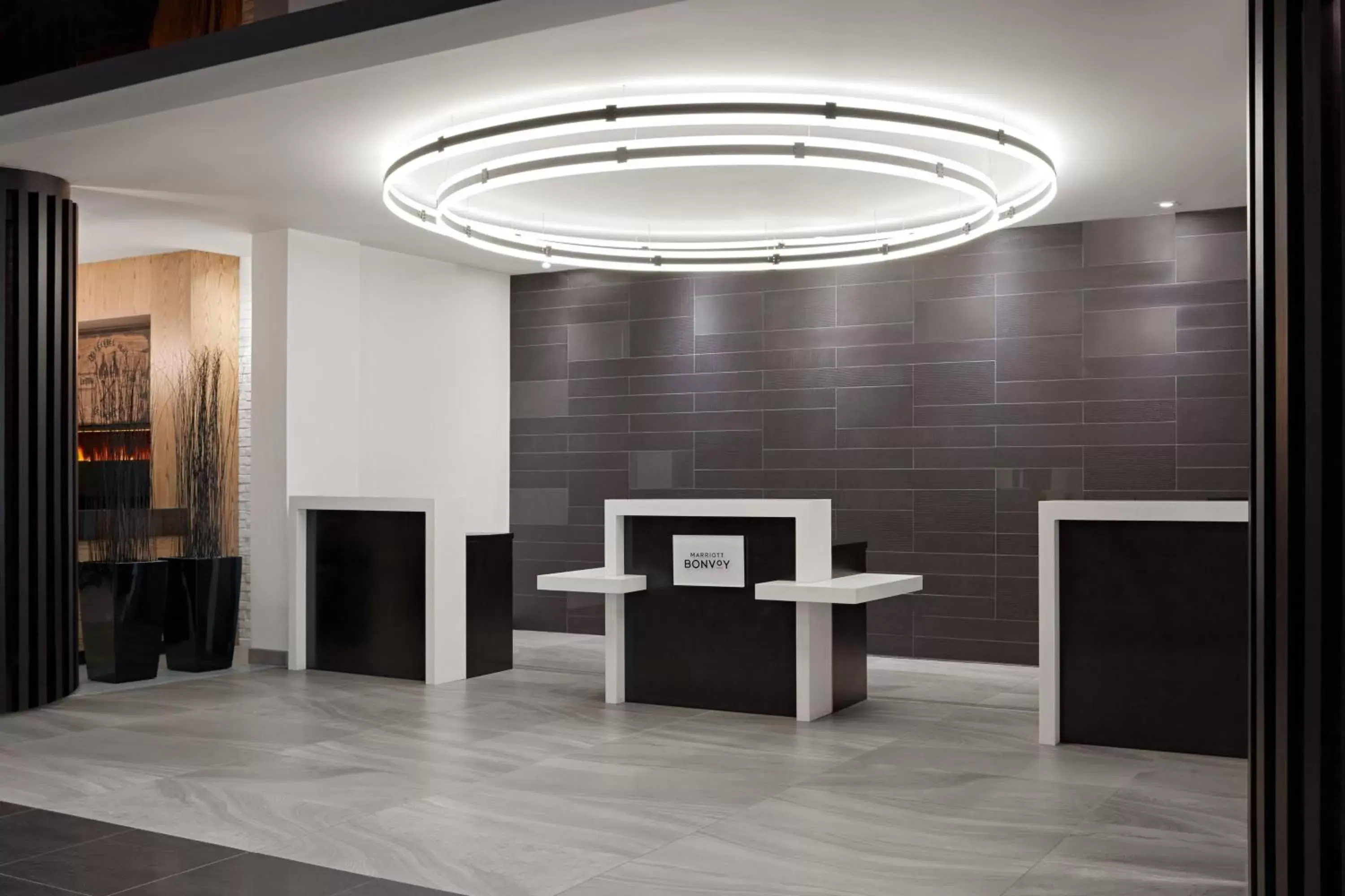 Lobby or reception in Delta Hotels by Marriott Trois Rivieres Conference Centre