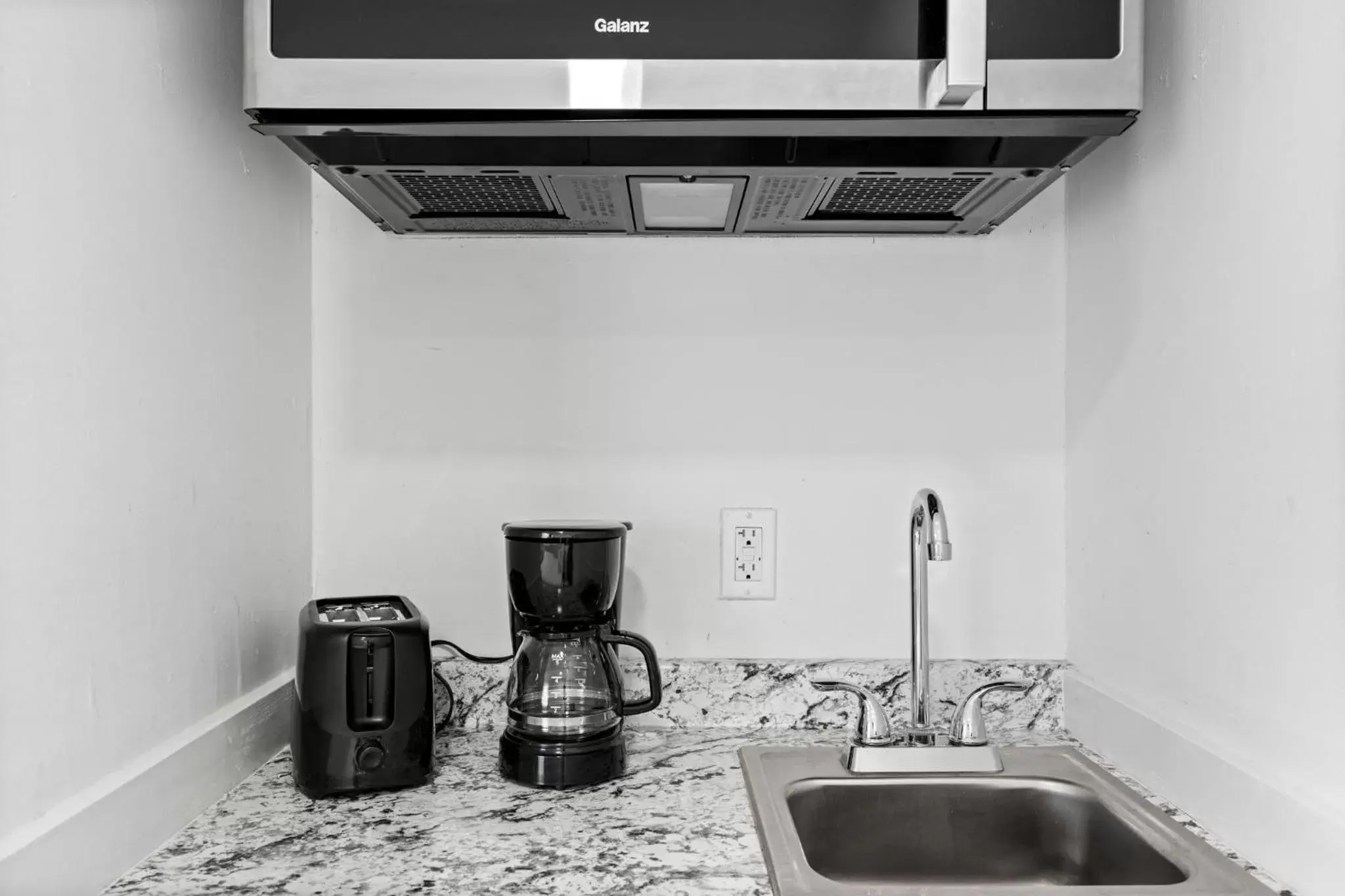 Coffee/tea facilities, Kitchen/Kitchenette in Sunset Inn-South Miami