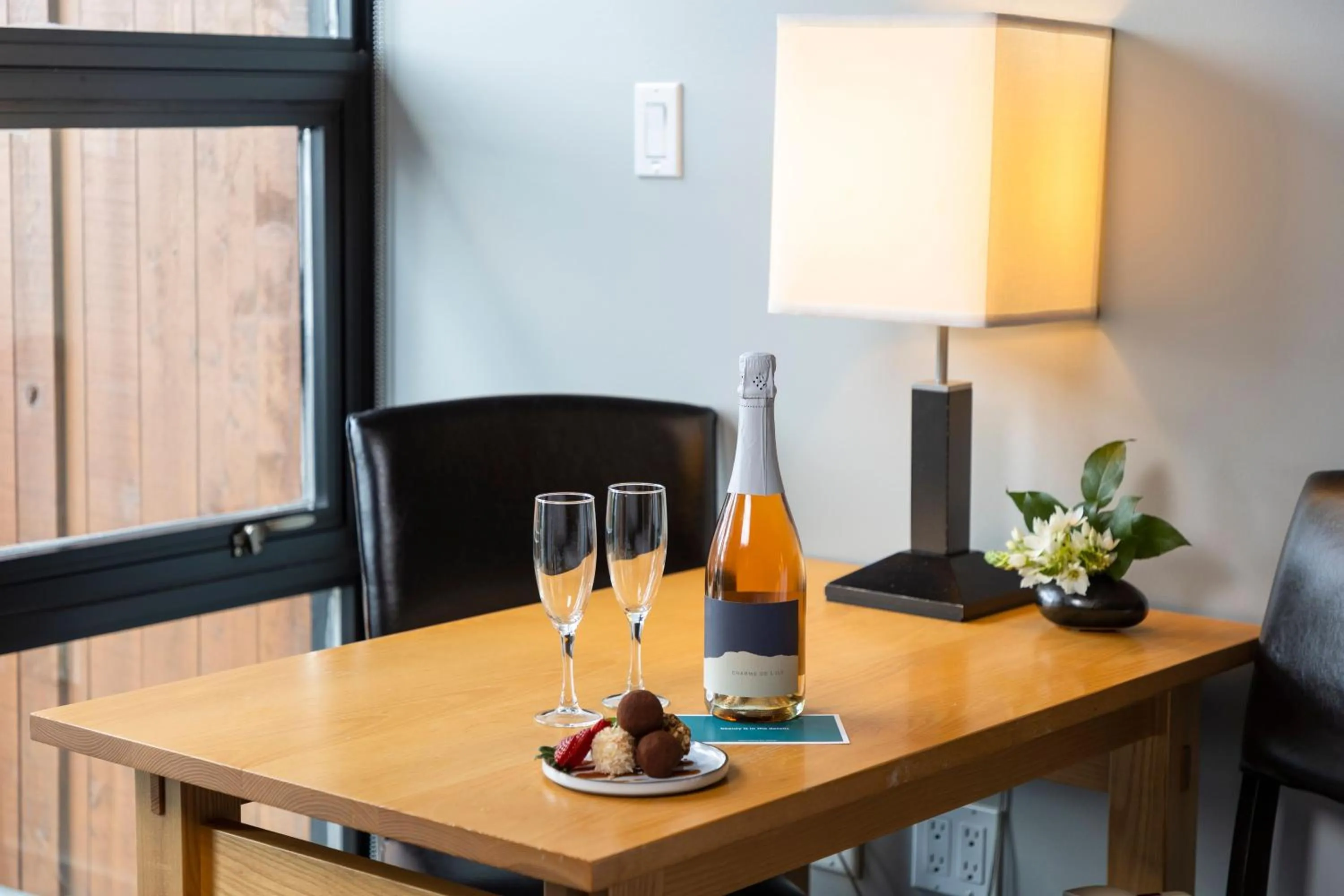 Seating area in Brentwood Bay Resort & Spa