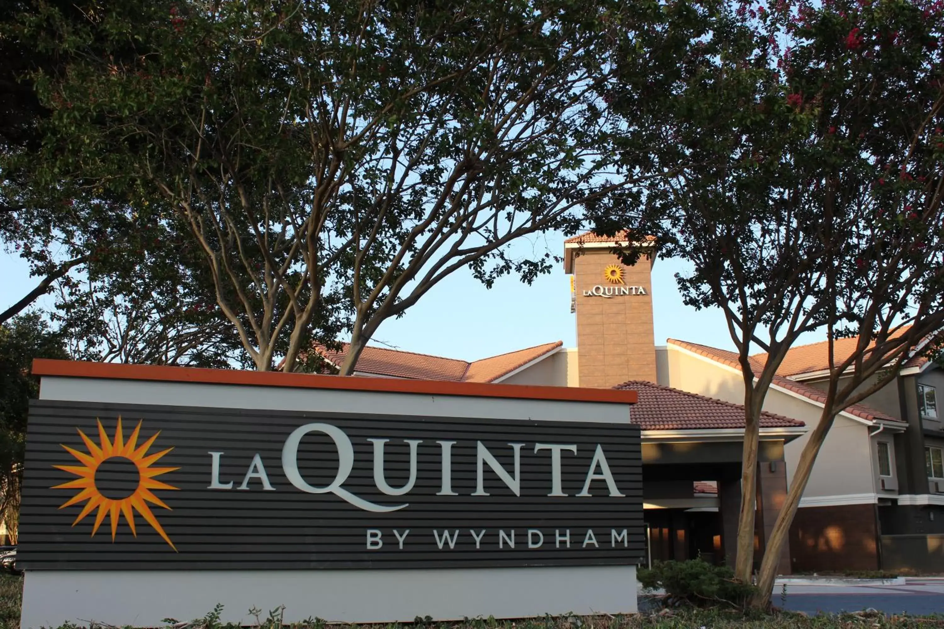 Property Building in La Quinta by Wyndham Dallas - Addison Galleria