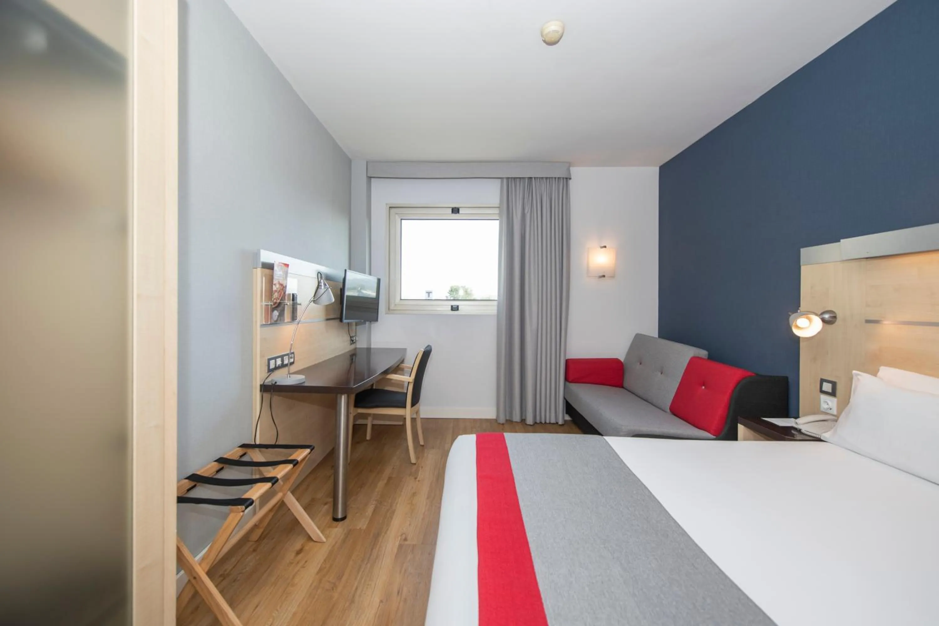 Bedroom, Bed in Holiday Inn Express Barcelona - Montmeló by IHG