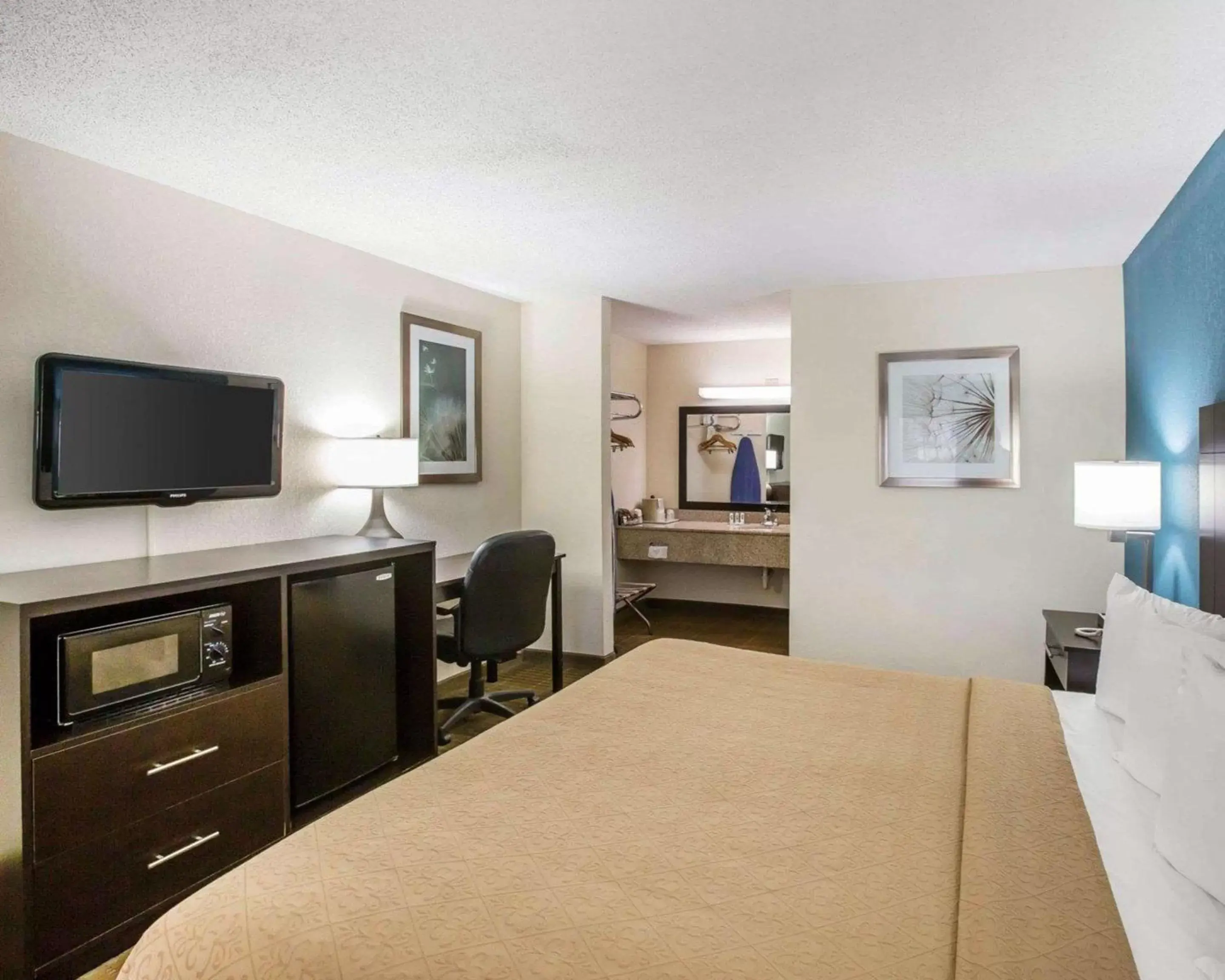 Photo of the whole room, Bed in Quality Inn Macon