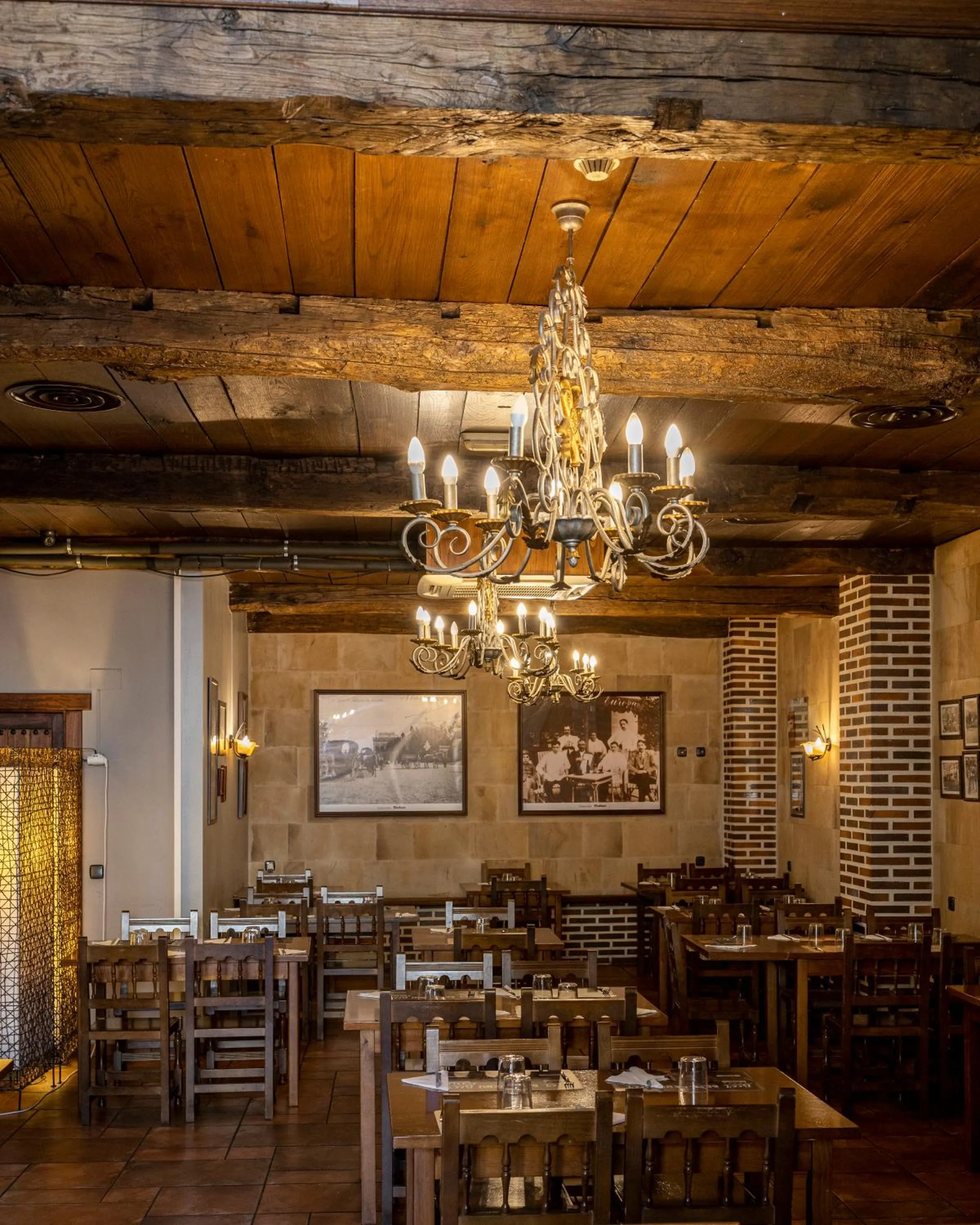 Restaurant/places to eat in Hotel Aroi Bierzo Plaza